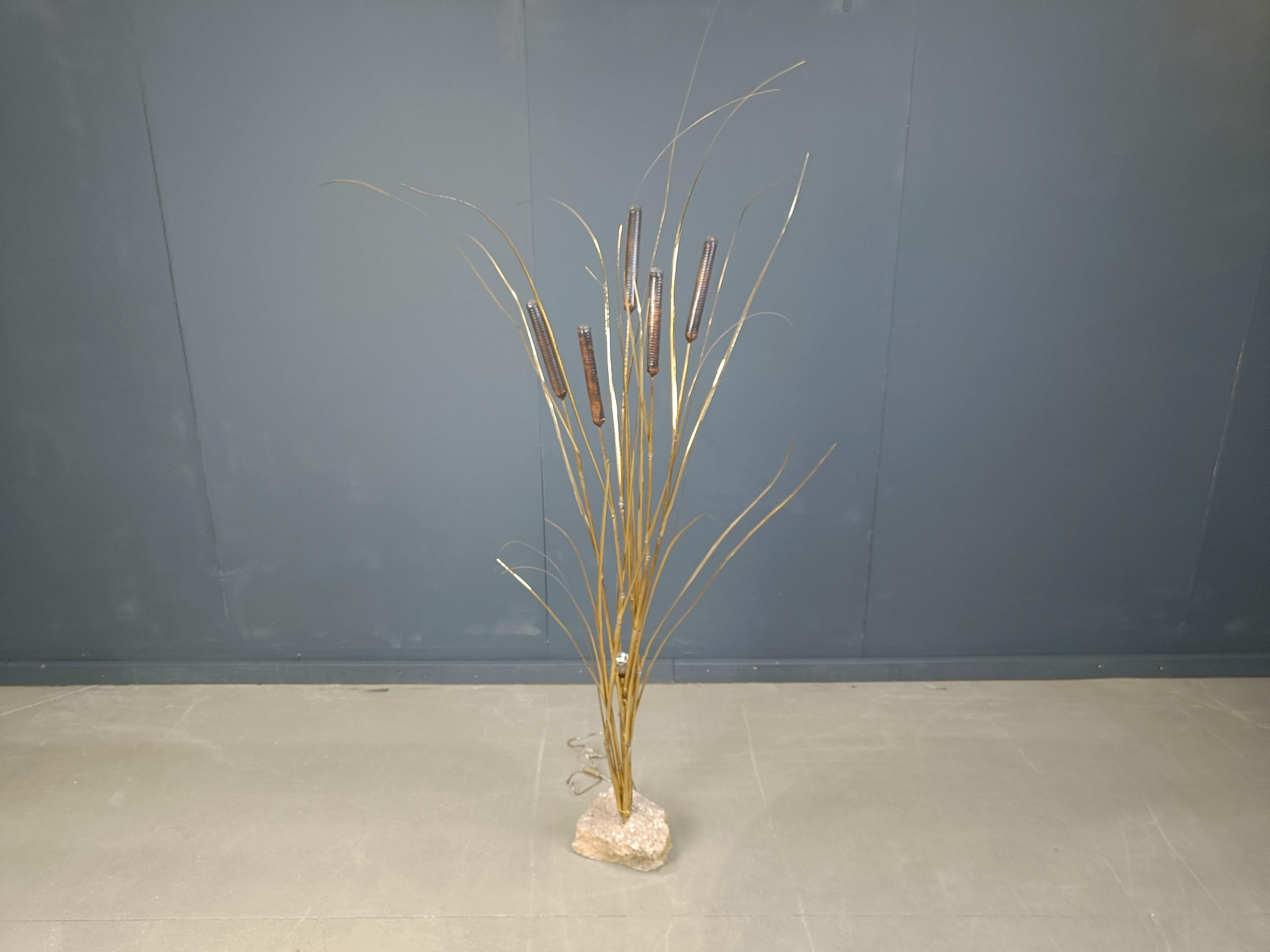 Lampada da terra vintage, inizialmente una scultura, progettata dall'artista belga Daniel d'Haeseleer.

An He è famoso per le sue opere in ottone e rame, sculture di alberi, sculture da parete... un po' come Curtis Jere.

Questa lampada da terra