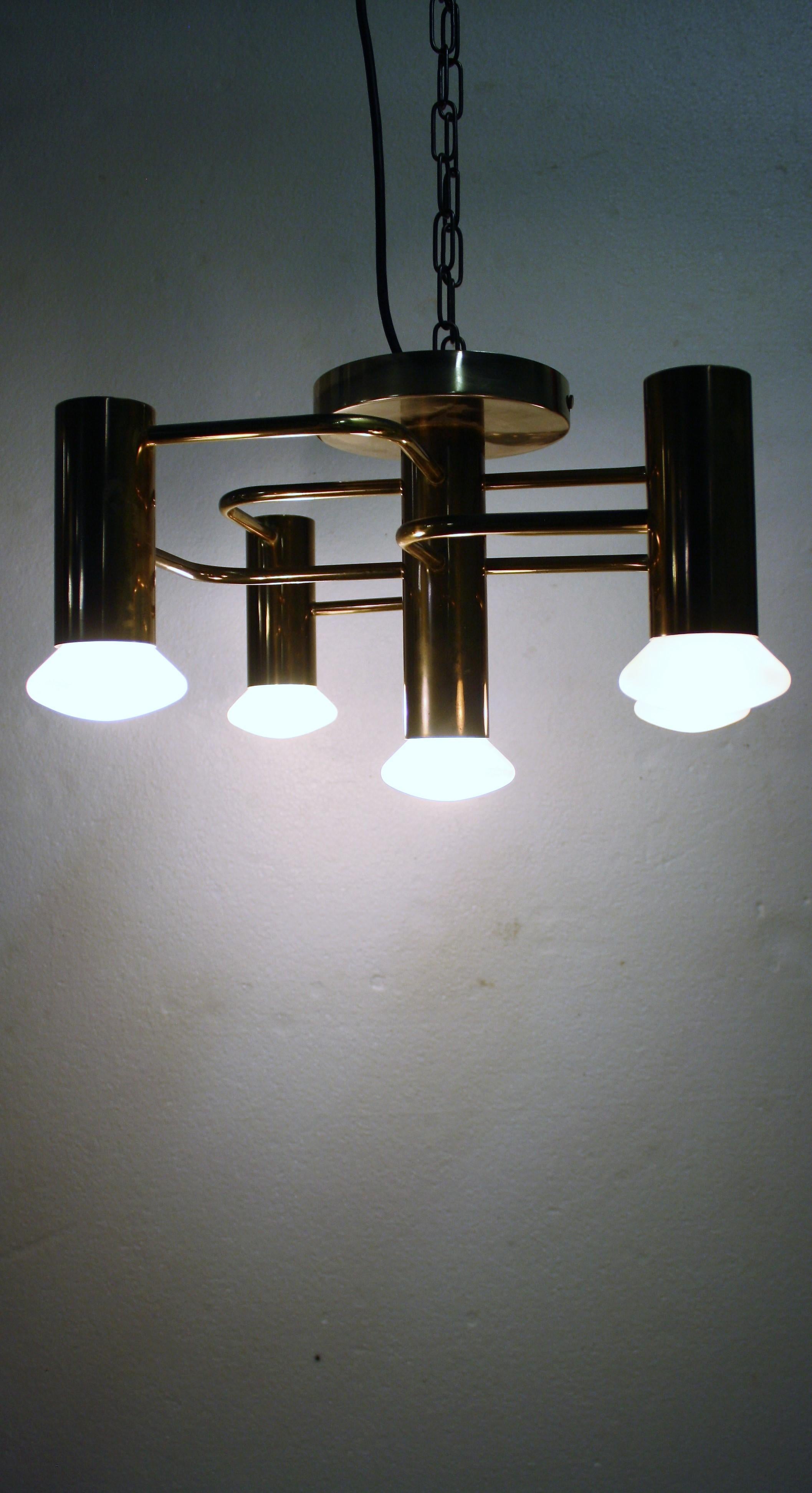 Vintage brass chandelier with five-light points.

The chandelier was designed by Geatano Sciolari and manufactured by S.A. Boulanger in Belgium.

1960s, Belgium

Measures: Height 23 cm/9.05
