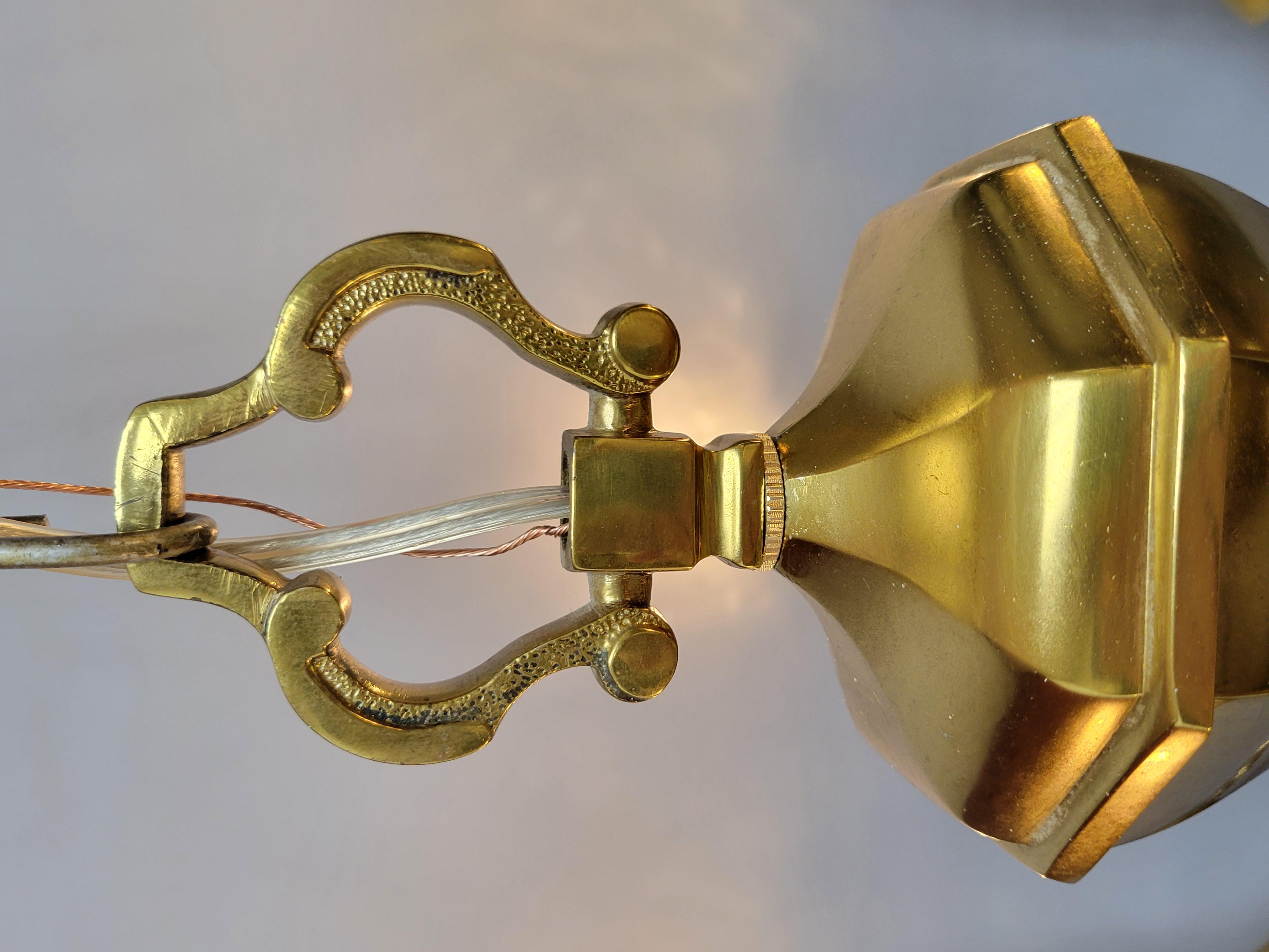 Ajoutez une touche d'élégance intemporelle à votre intérieur avec ce superbe lustre vintage en laiton. Cette pièce exquise comporte huit bras gracieusement incurvés, chacun contenant une ampoule candélabre (e12) d'une puissance maximale de 60 watts,