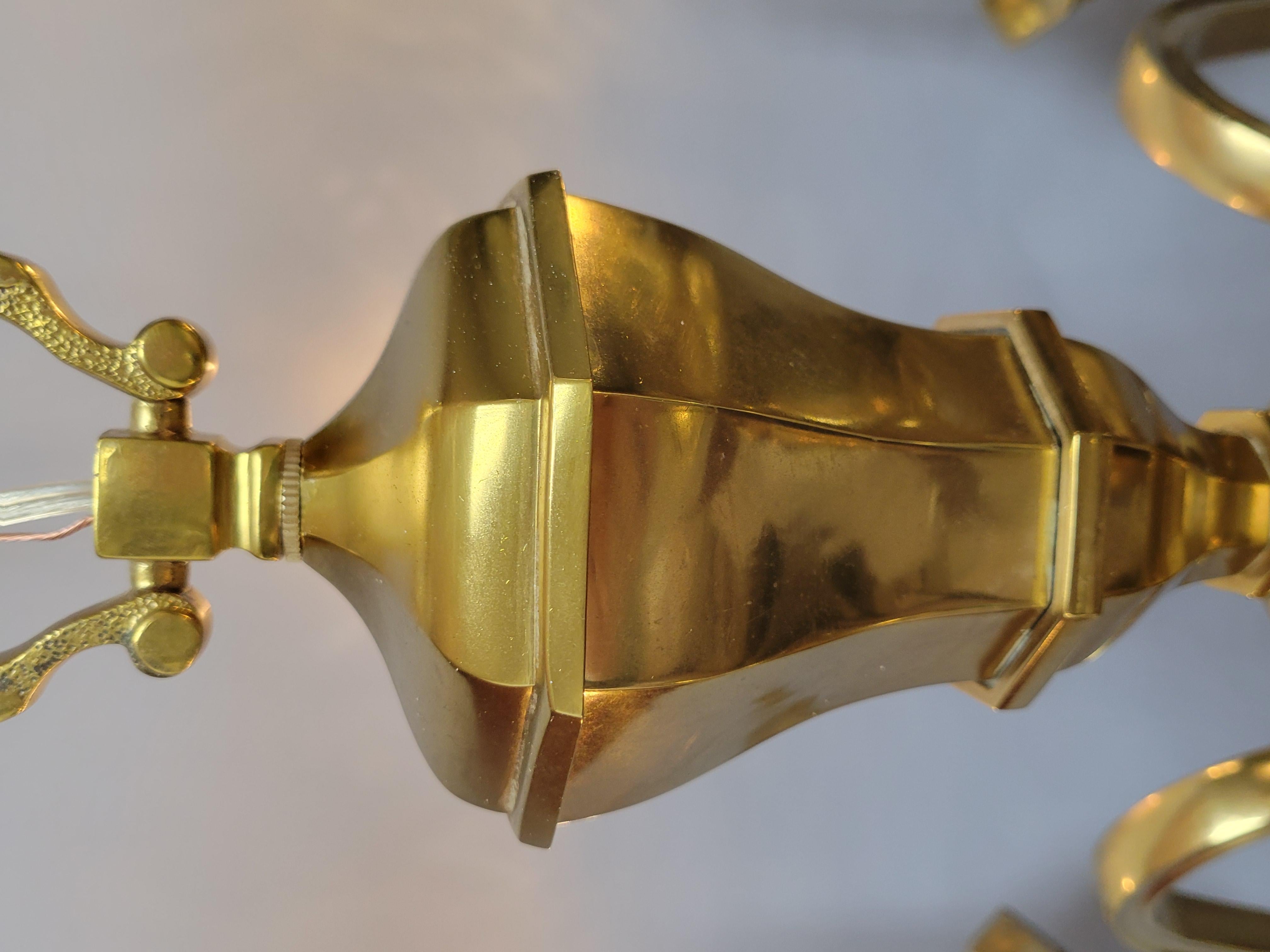 Néocolonial Lustre vintage en laiton à 8 lumières élégant stylehapman en vente