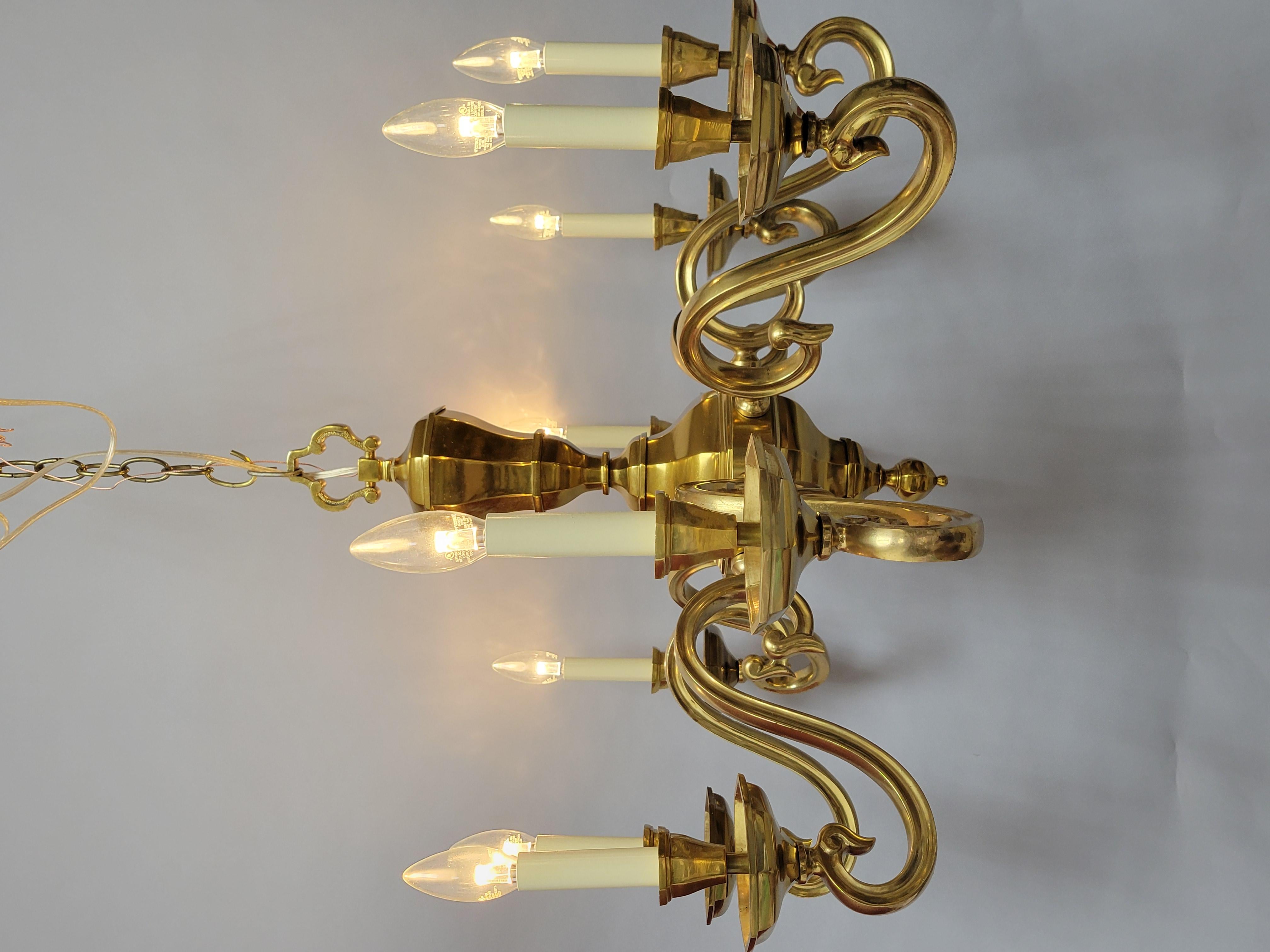 20ième siècle Lustre vintage en laiton à 8 lumières élégant stylehapman en vente