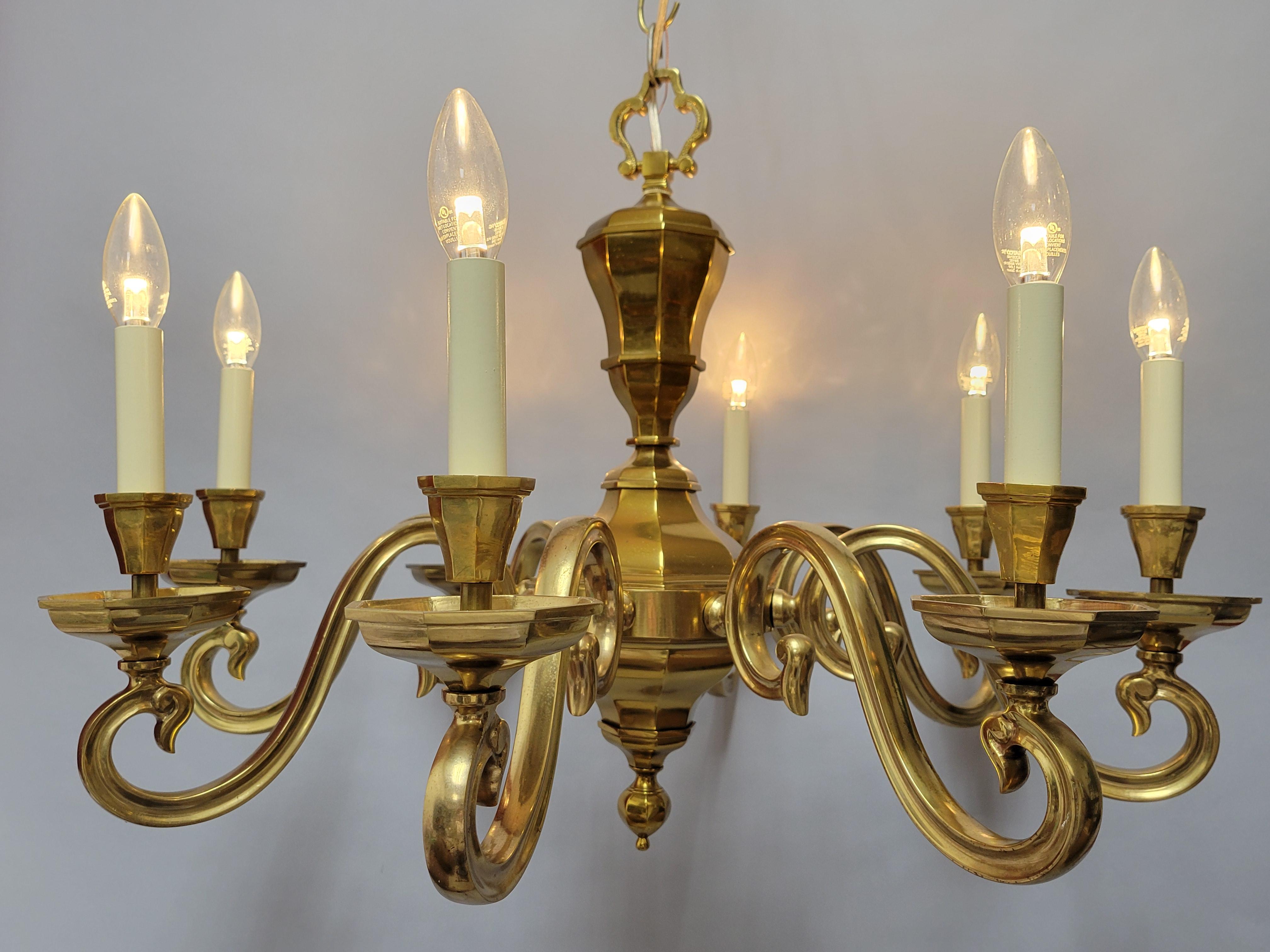 Laiton Lustre vintage en laiton à 8 lumières élégant stylehapman en vente