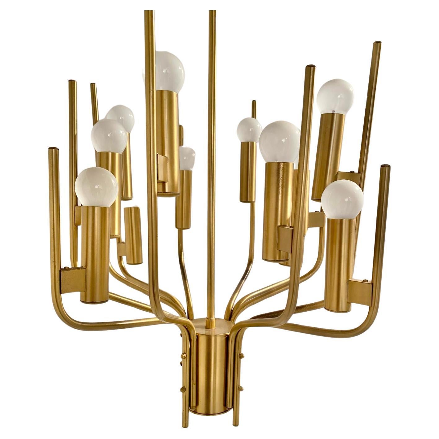 Vintage brass chandelier, Oscar Torlasco for Stilkronen, Italy 1960s.
A rare and beatiful golden brass chandelier. Oscar Torlasco designer, manufactured in Italy in the 1950s. Classic recalls in its shape with elegant modern touch that makes the