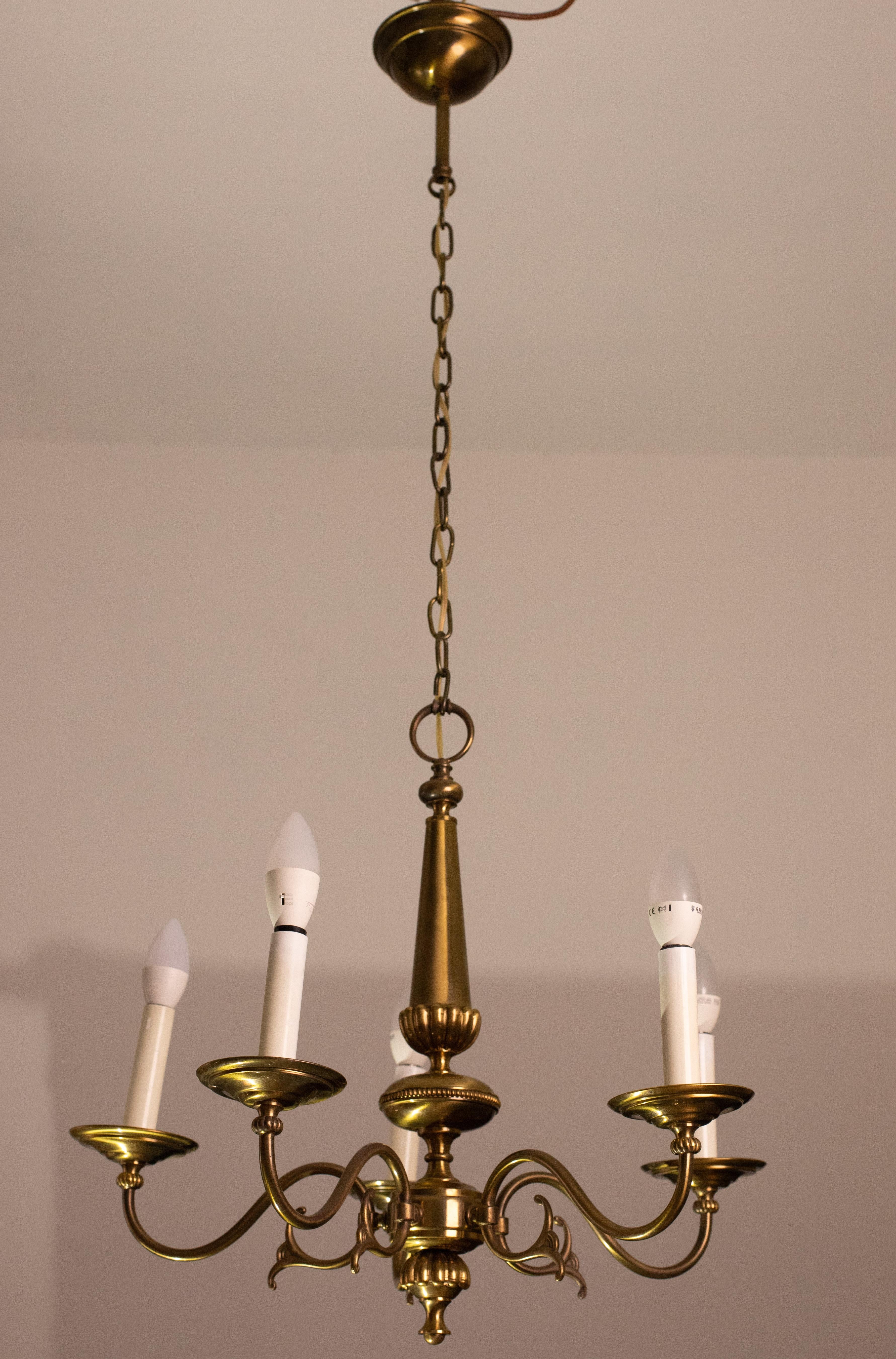 Unique design piece for any space, vintage brass chandelier signed Sciolari, see last photo, model 526, 1950.

Good vintage condition, brass material.

Height with chain 115 centimetres, height without chain 60 centimetres, diameter 60 centimetres,