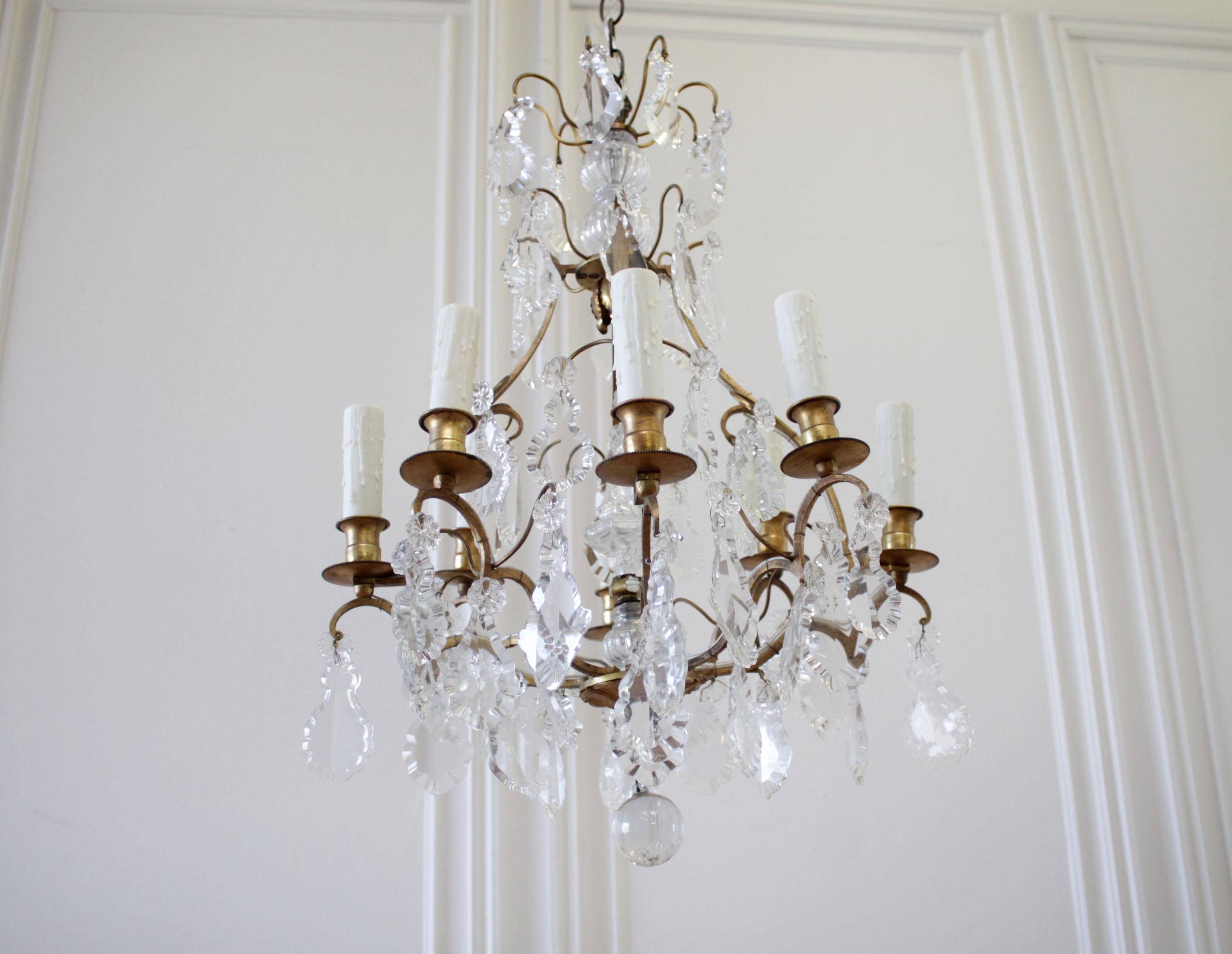 Vintage brass chandelier with crystals
Small size, with canopy and 3' of chain.
Measures: 17