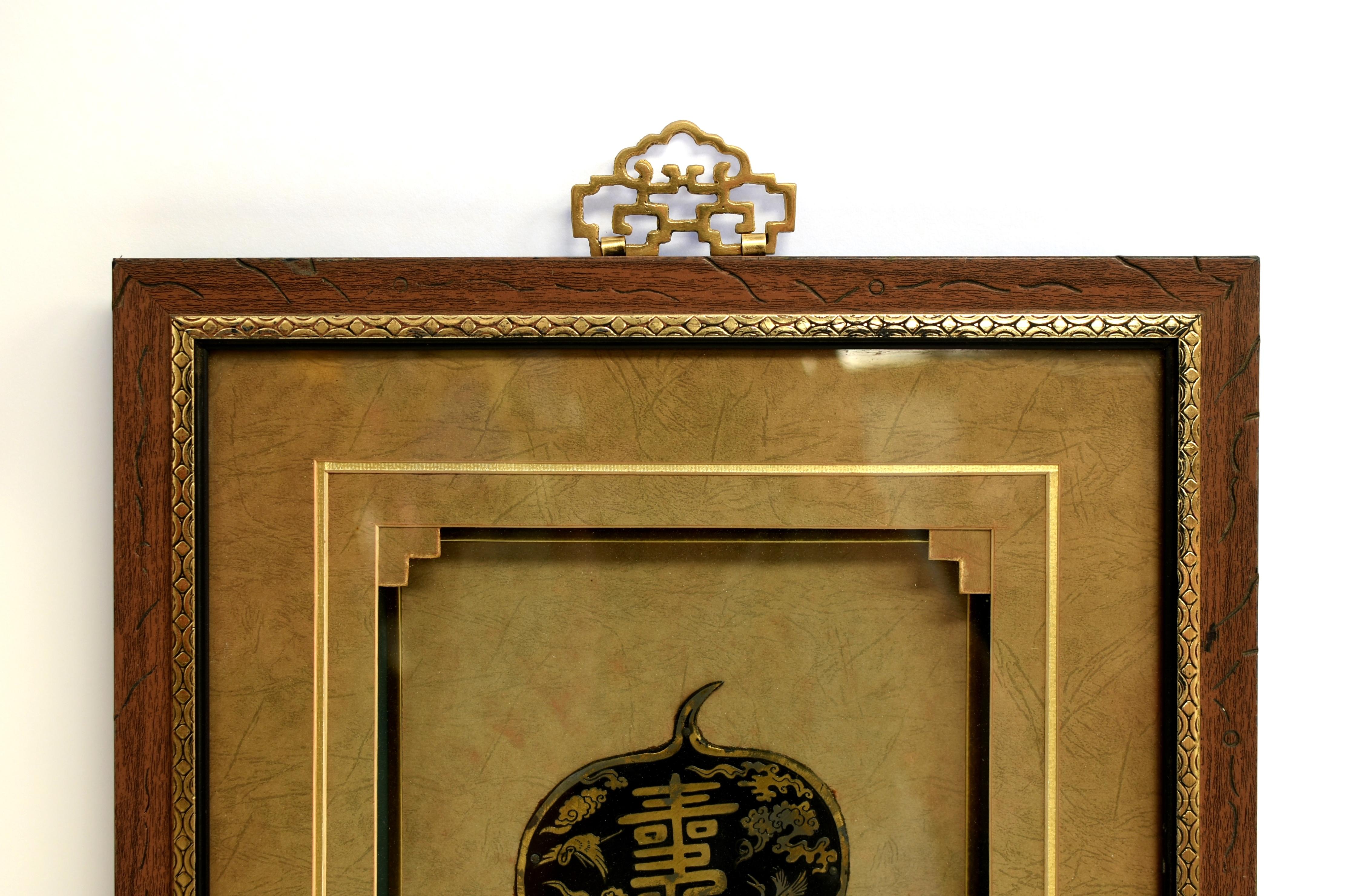 Chinois Boîte à ombres en laiton vintage Quincaillerie chinoise Longevity Shadow Box en vente