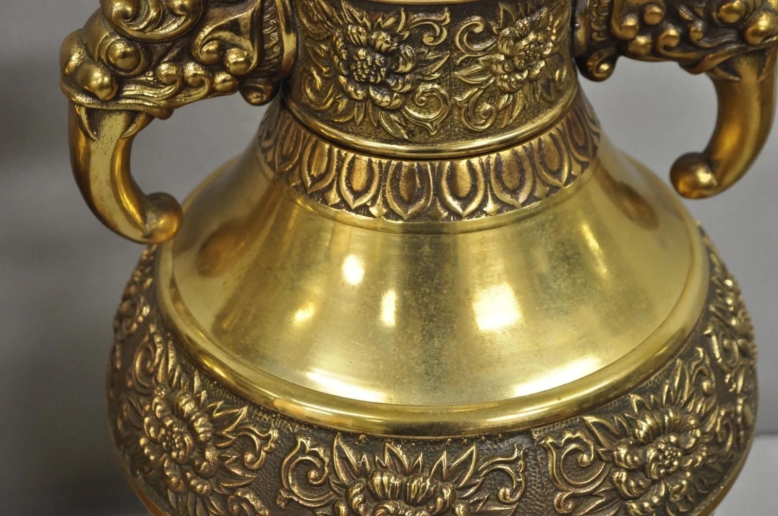 Lampade da tavolo orientali cinesi Jardinière a manico di elefante in ottone vintage - una coppia. in vendita 4