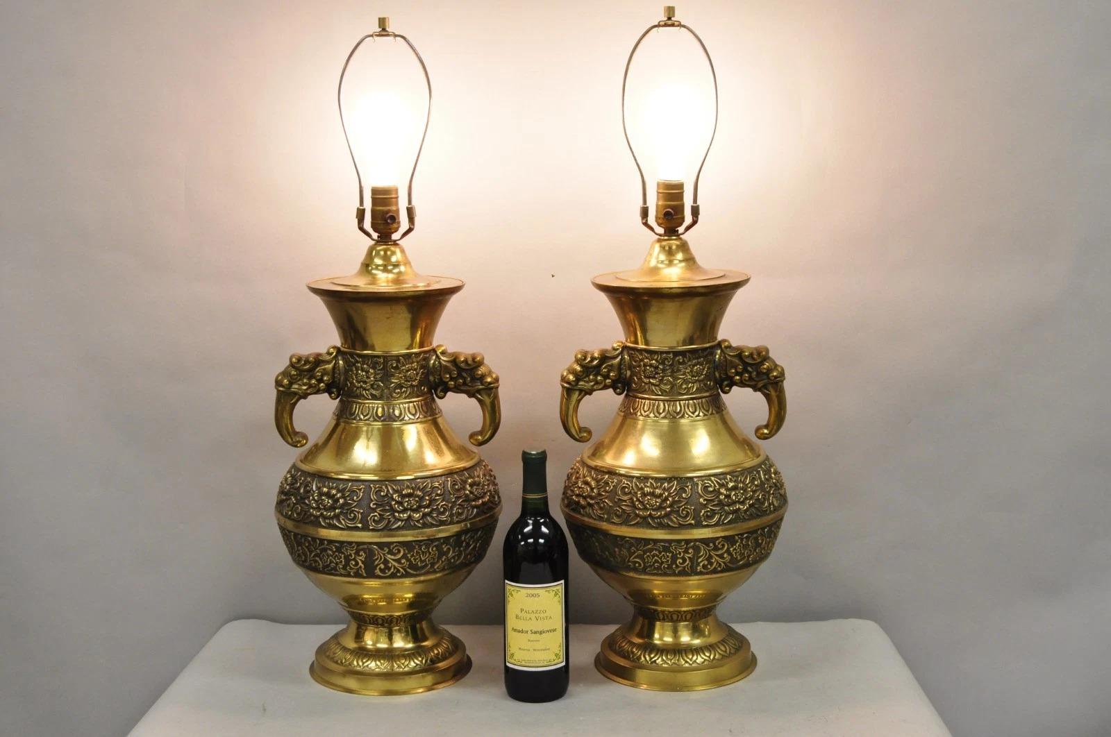 Lampade da tavolo orientali cinesi Jardinière a manico di elefante in ottone vintage - una coppia. Circa metà del XX secolo. Misure: 31