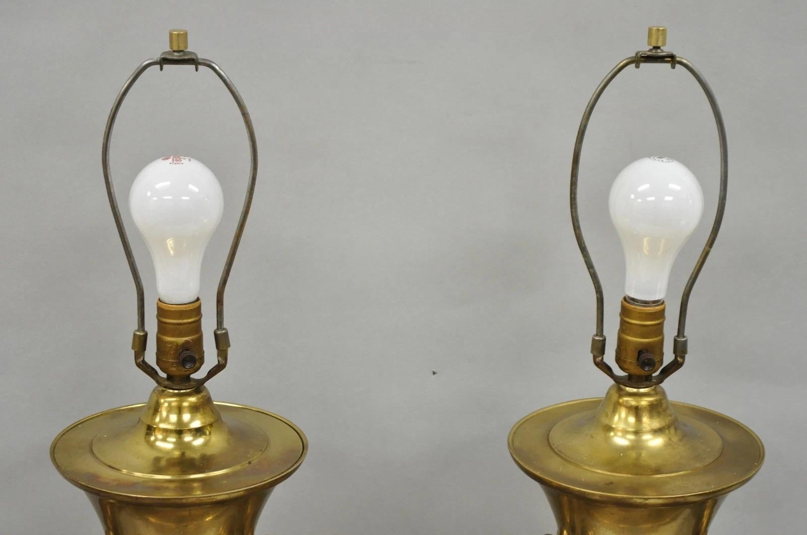 XX secolo Lampade da tavolo orientali cinesi Jardinière a manico di elefante in ottone vintage - una coppia. in vendita