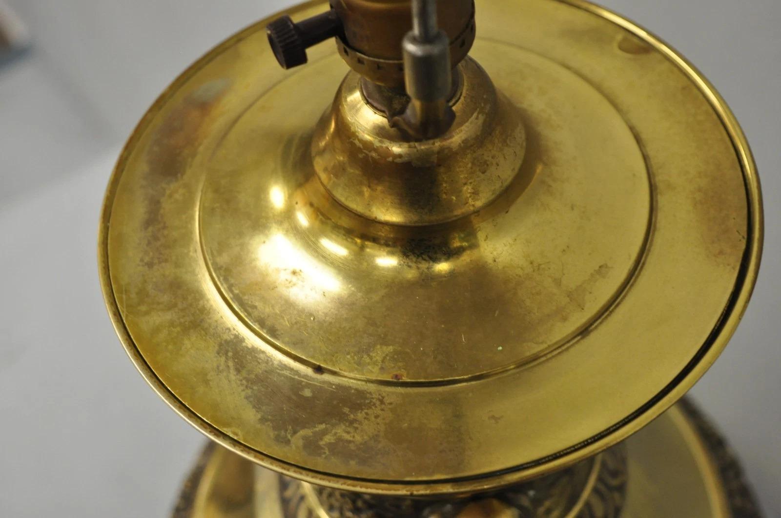 Lampade da tavolo orientali cinesi Jardinière a manico di elefante in ottone vintage - una coppia. in vendita 1