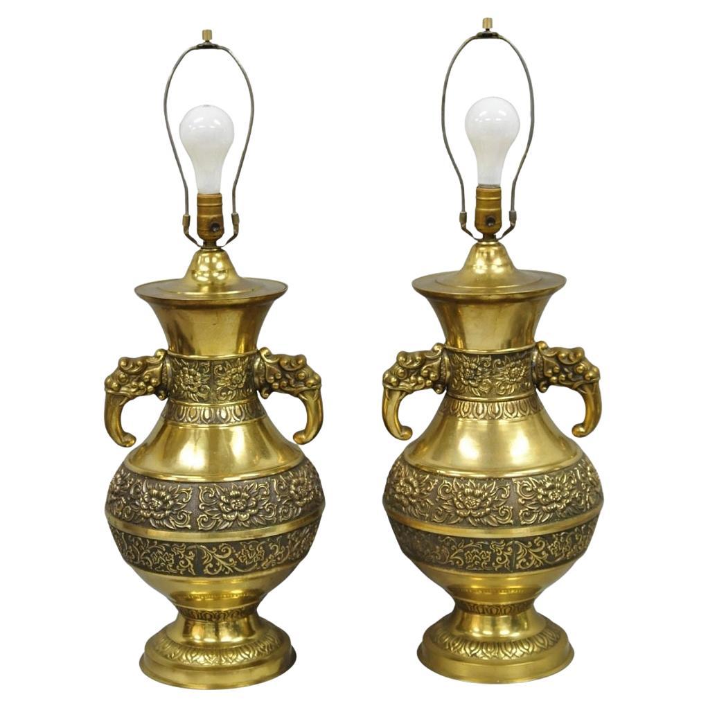 Lampade da tavolo orientali cinesi Jardinière a manico di elefante in ottone vintage - una coppia. in vendita