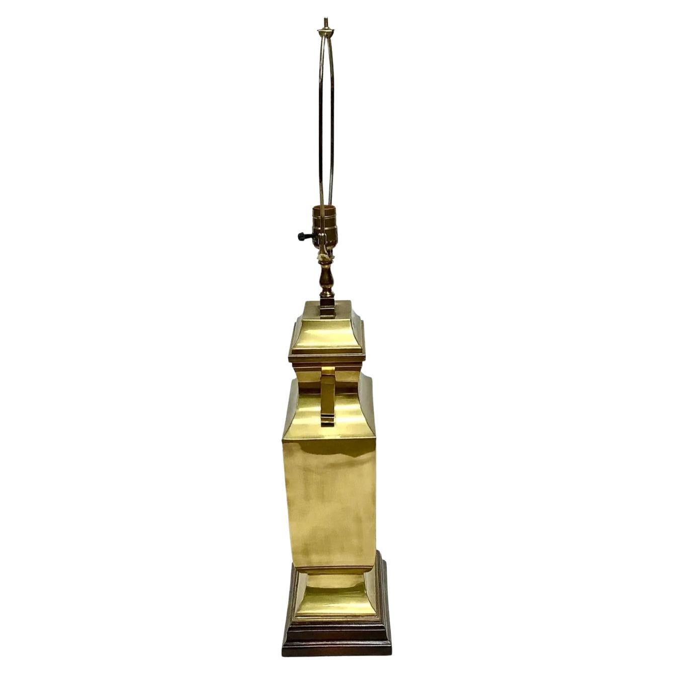 Vintage Messing Chinoiserie Tischlampe mit Holzsockel.  Inklusive Harfe, ohne Knauf und Schirm. Verkabelt und funktionstüchtig. 