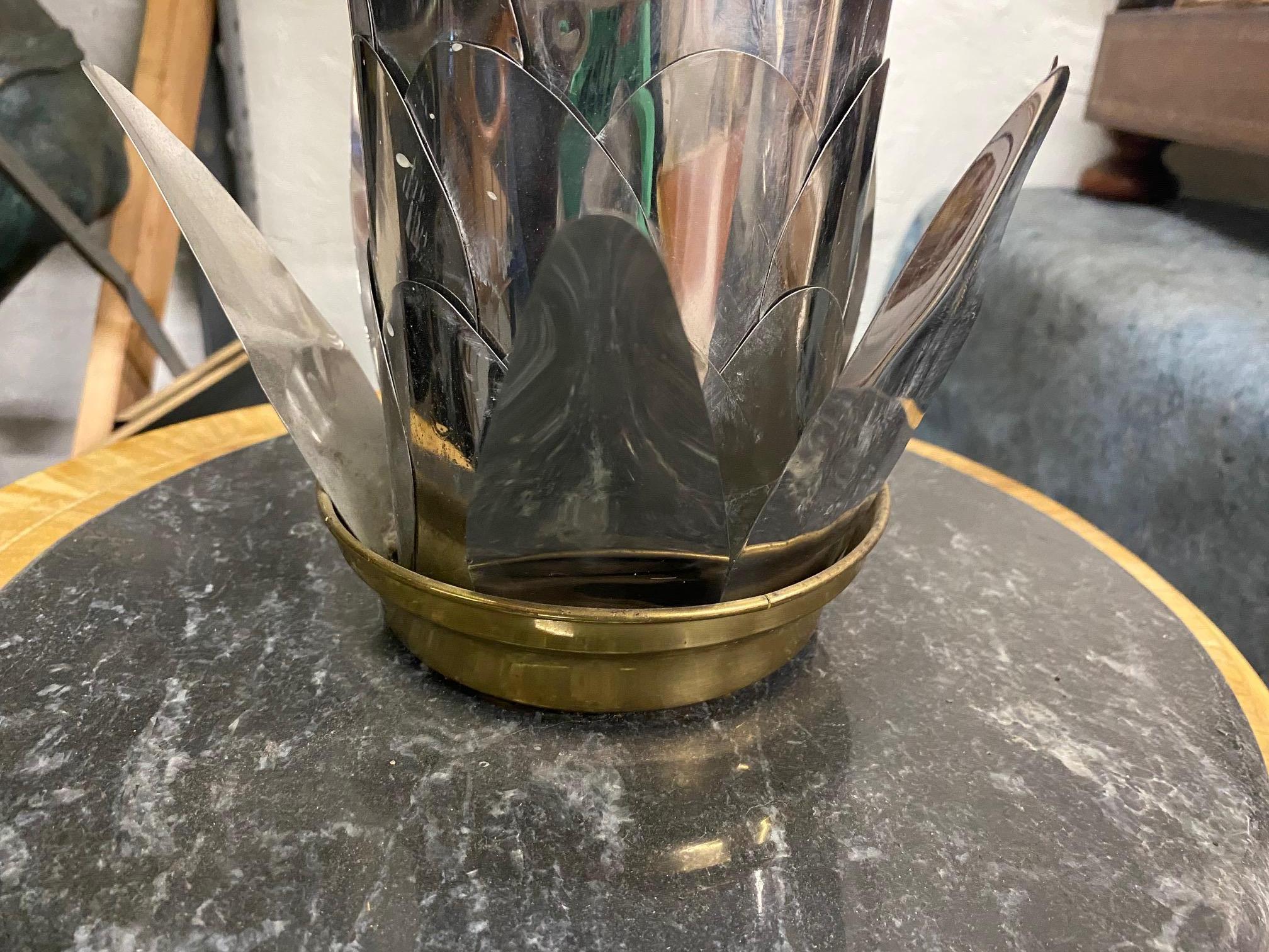 Fin du 20e siècle Tables d'appoint vintage en laiton et chrome avec plateau en verre  Ensemble de 2 pièces en vente