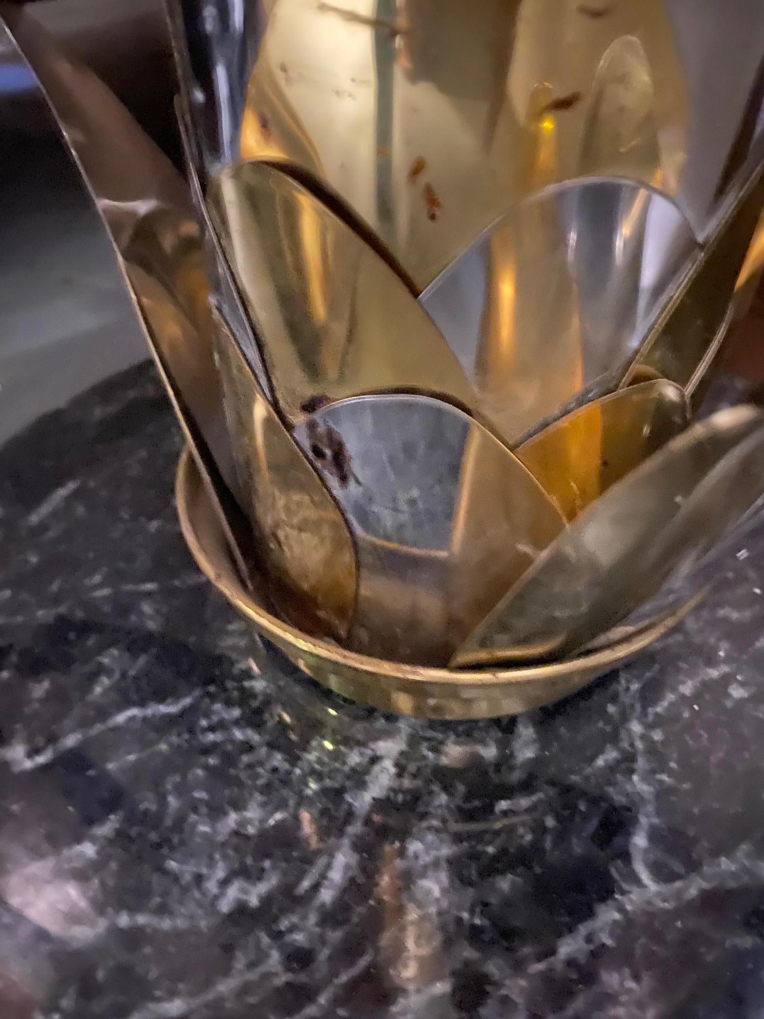 Verre Tables d'appoint vintage en laiton et chrome avec plateau en verre  Ensemble de 2 pièces en vente