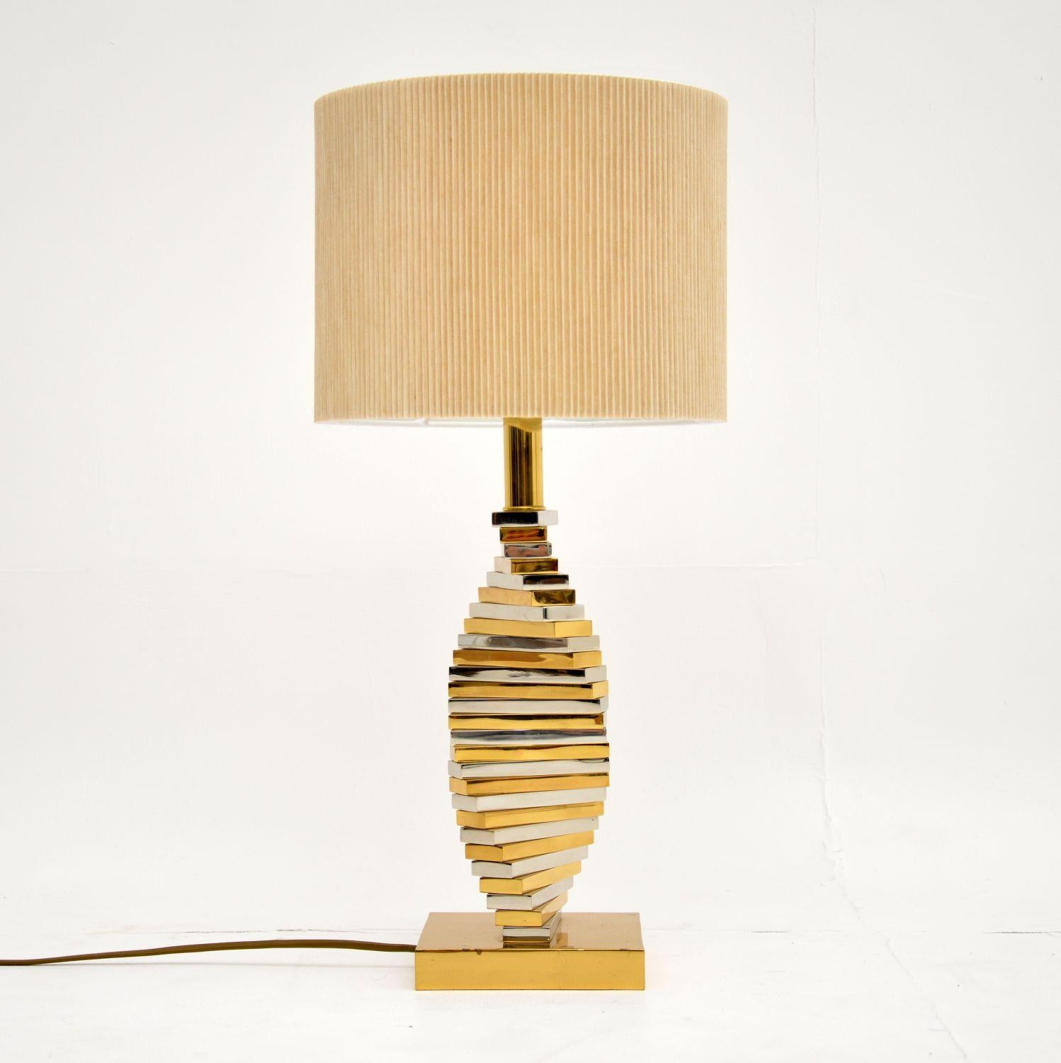 A very stylish vintage table lamp, dating from circa 1980s. This has an interesting spiral design, it’s of great quality.

We have paired this with a lovely modern shade, it has been PAT tested and is in good working order.

Measures: Width base