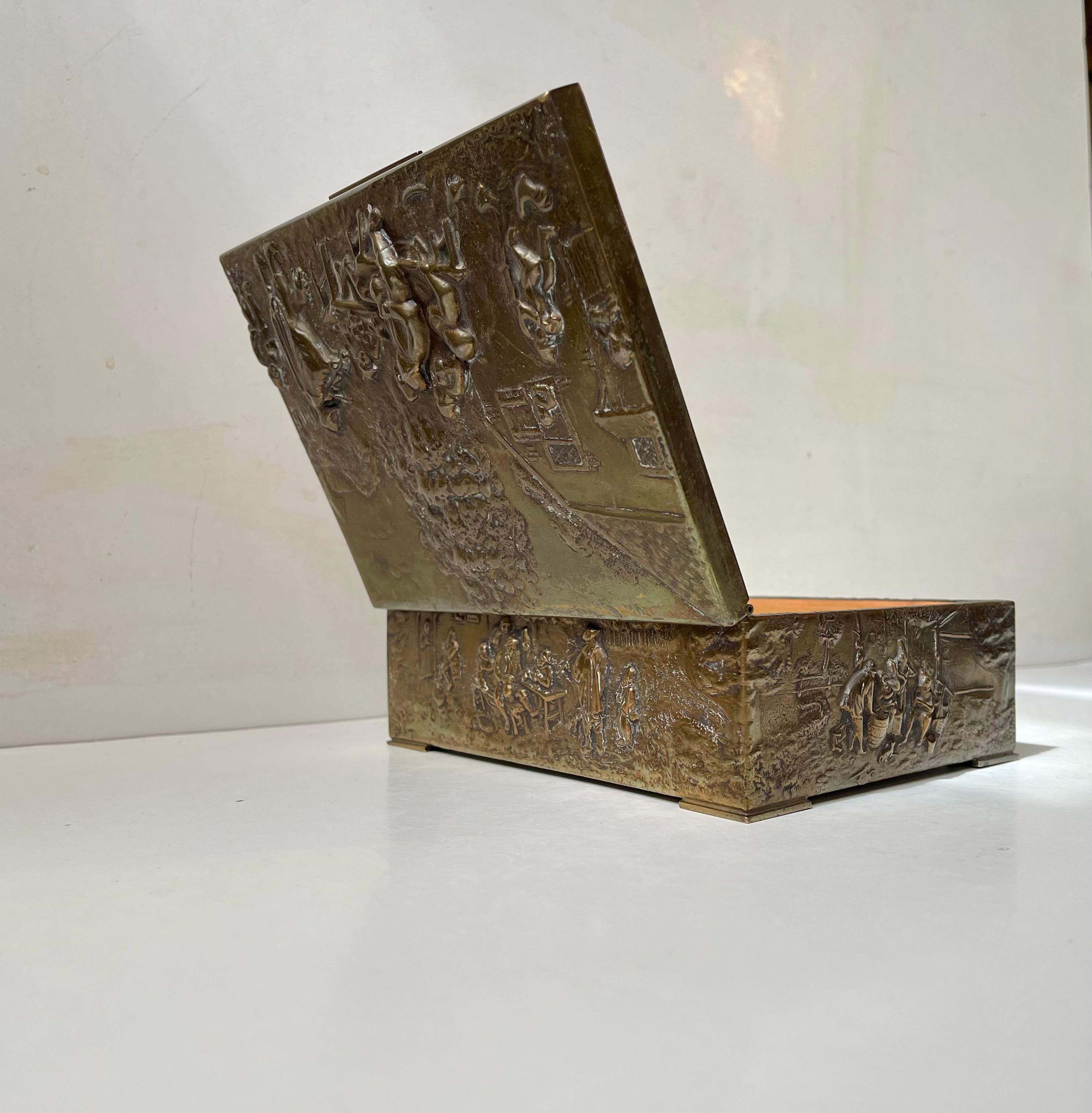 Medievale Scatola da sigari in ottone vintage con microcosmo medievale, anni '50 in vendita