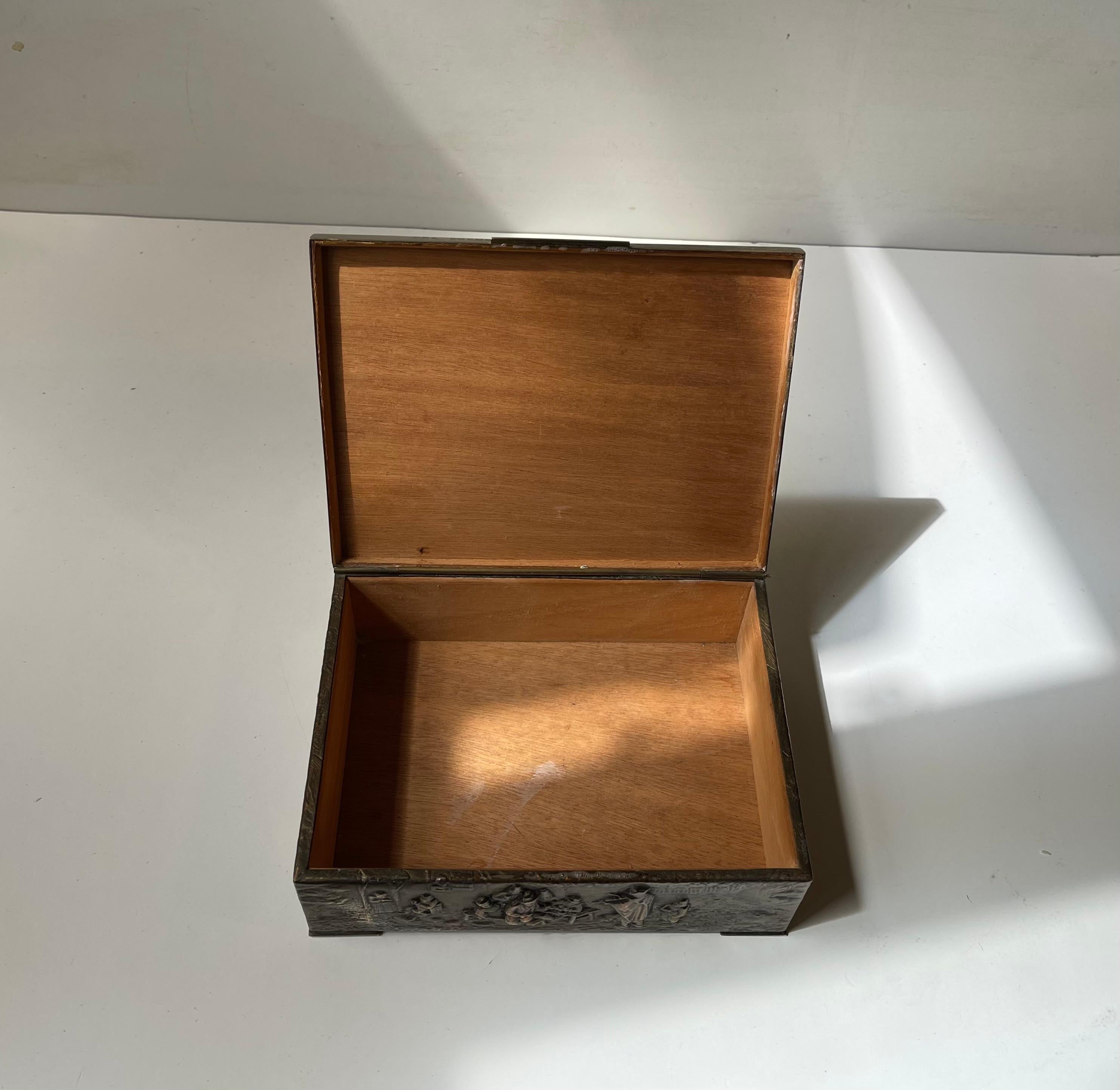 Scatola da sigari in ottone vintage con microcosmo medievale, anni '50 In condizioni buone in vendita a Esbjerg, DK