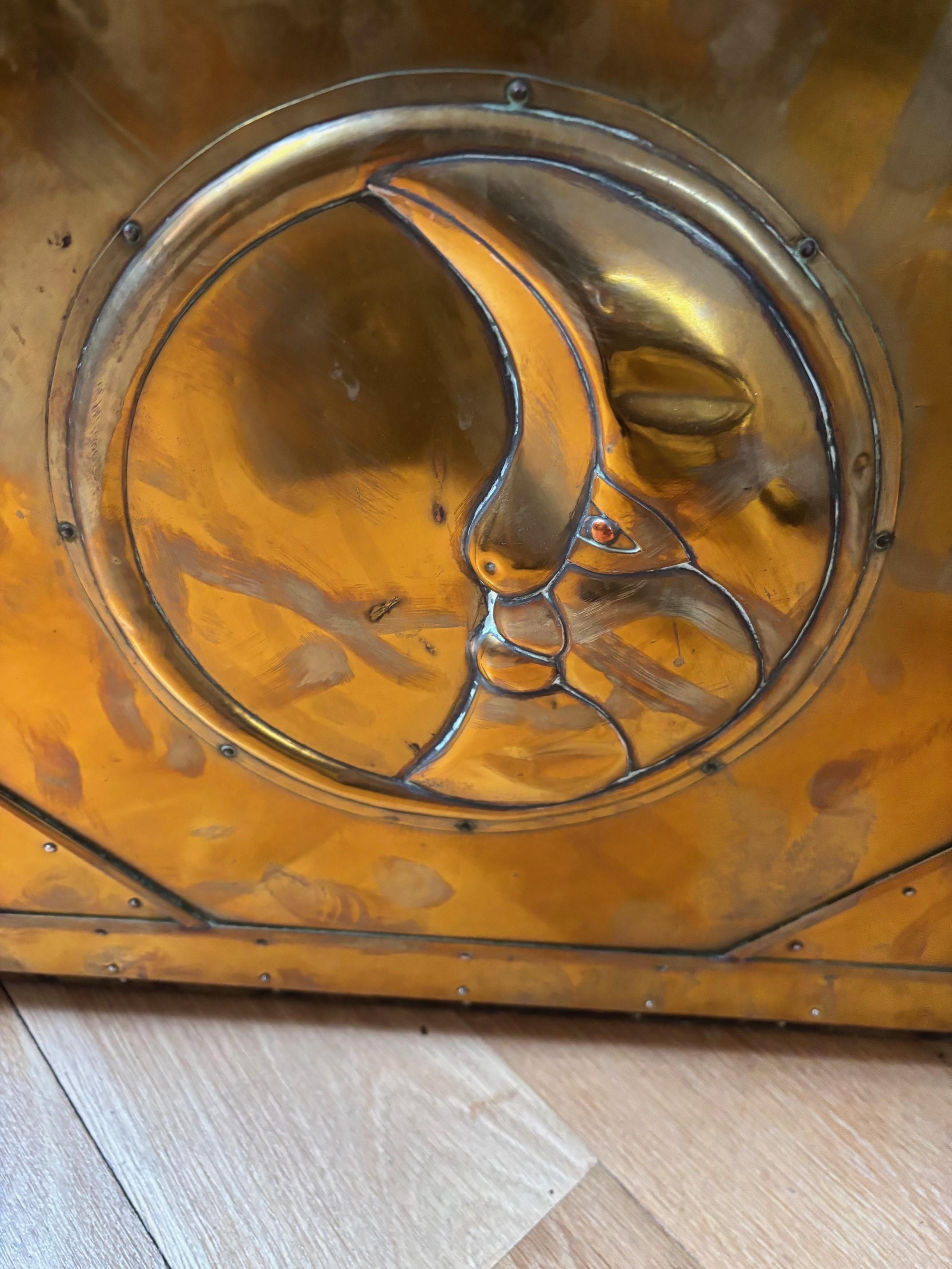 Laiton Table octogonale Moon de Sergio Bustamante, circa 1970 en vente