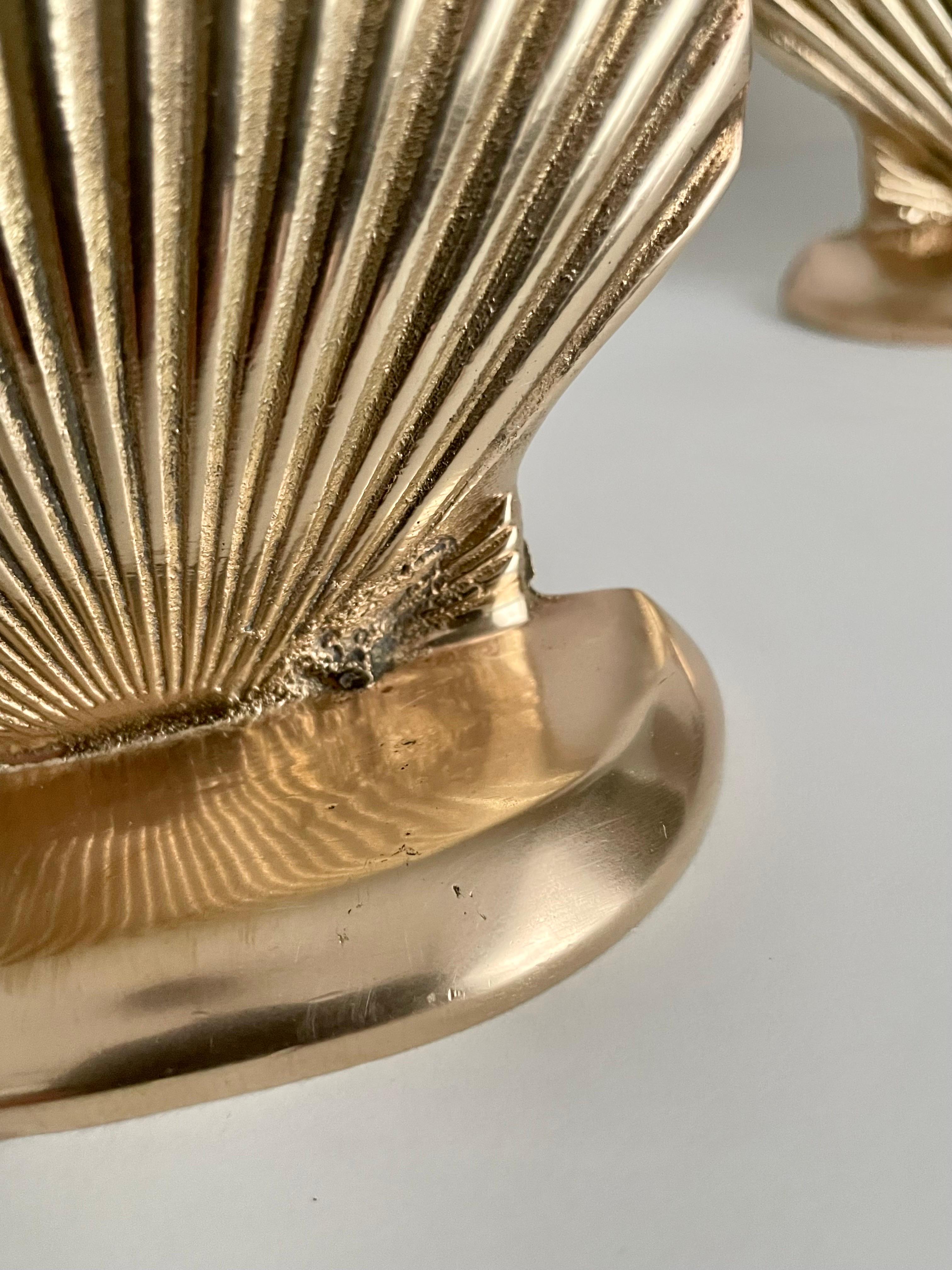Vintage Brass Clam or Scallop Shell Seashell Bookends In Good Condition For Sale In New York, NY