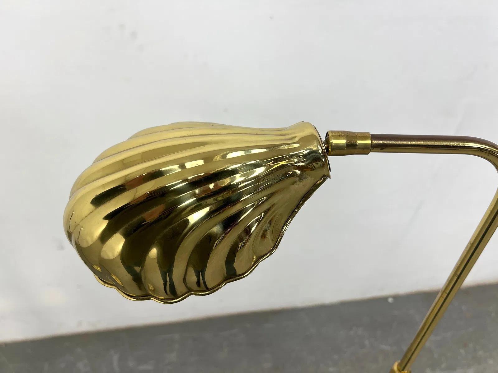 Vintage Brass Clam Shaped Floor Reading Lamp Moderno de mediados de siglo en venta