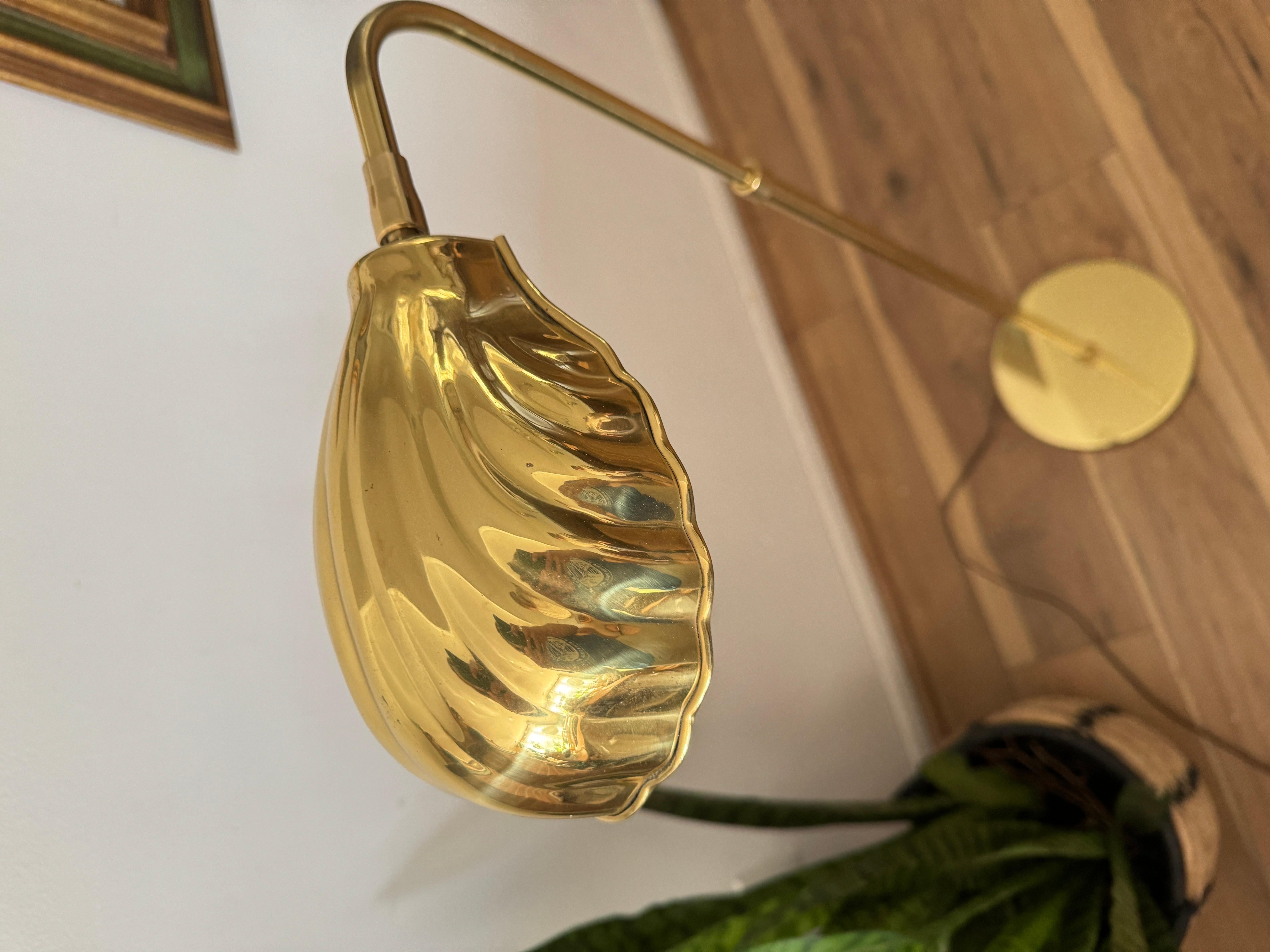Vintage Brass Clam Shaped Floor Reading Lamp In Good Condition In Elkton, MD