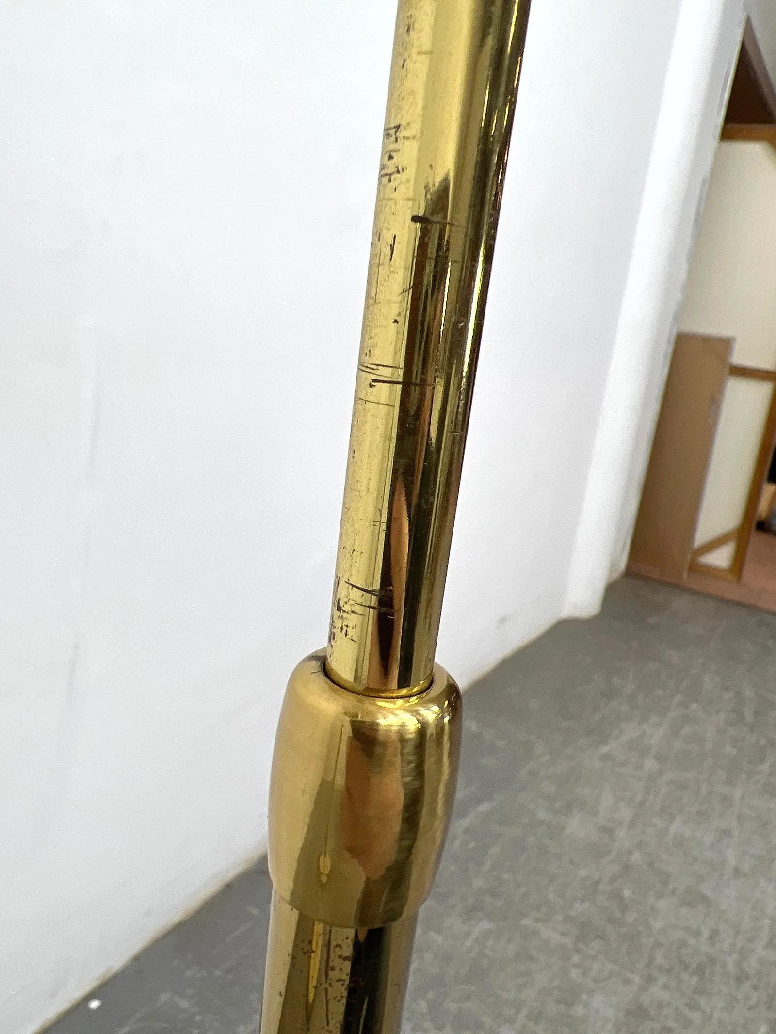 Vintage Brass Clam Shaped Floor Reading Lamp en Bueno estado para la venta en Elkton, MD