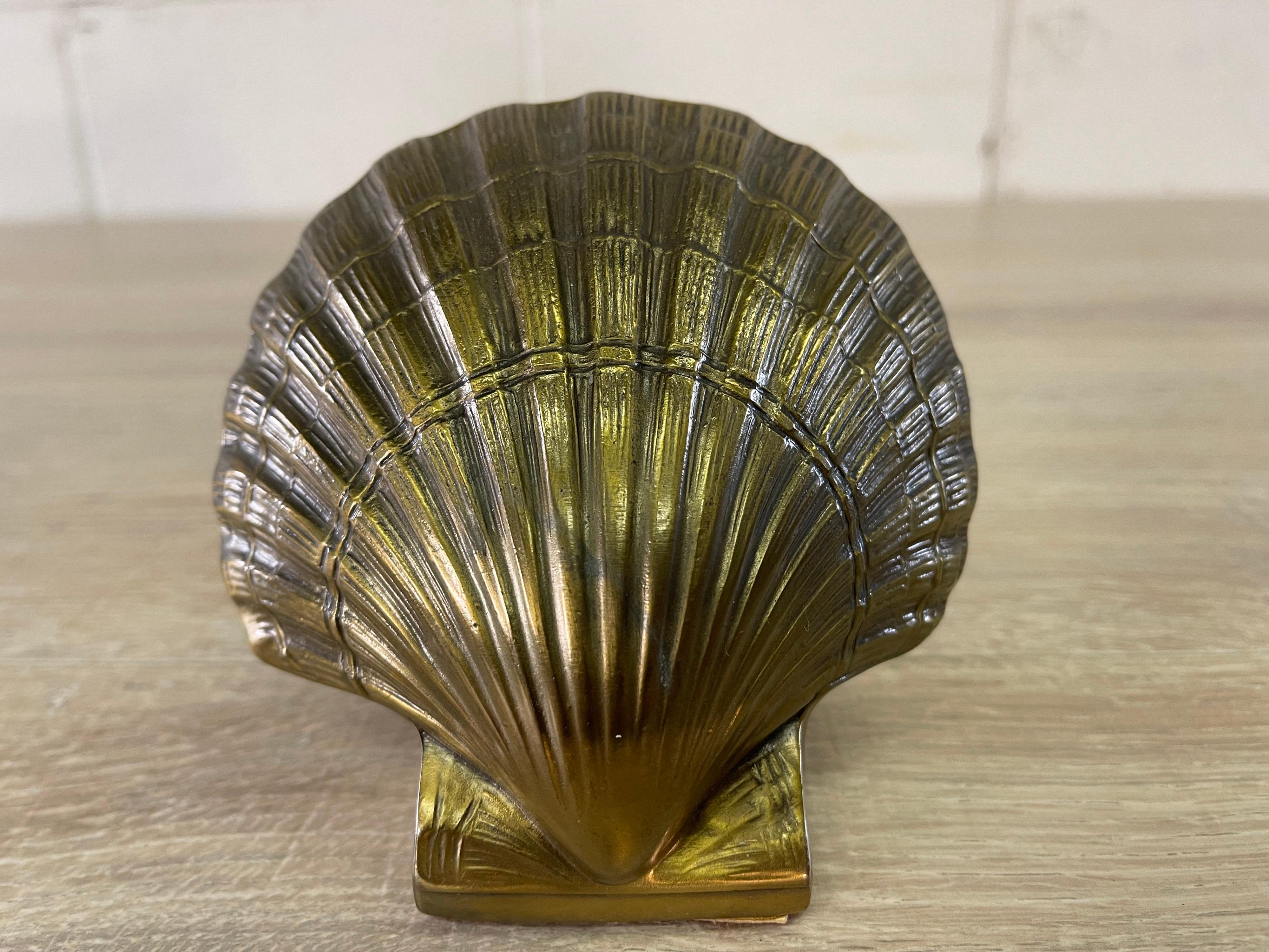 Vintage Brass Clam Shell Bookends, Pair In Good Condition In Amherst, NH