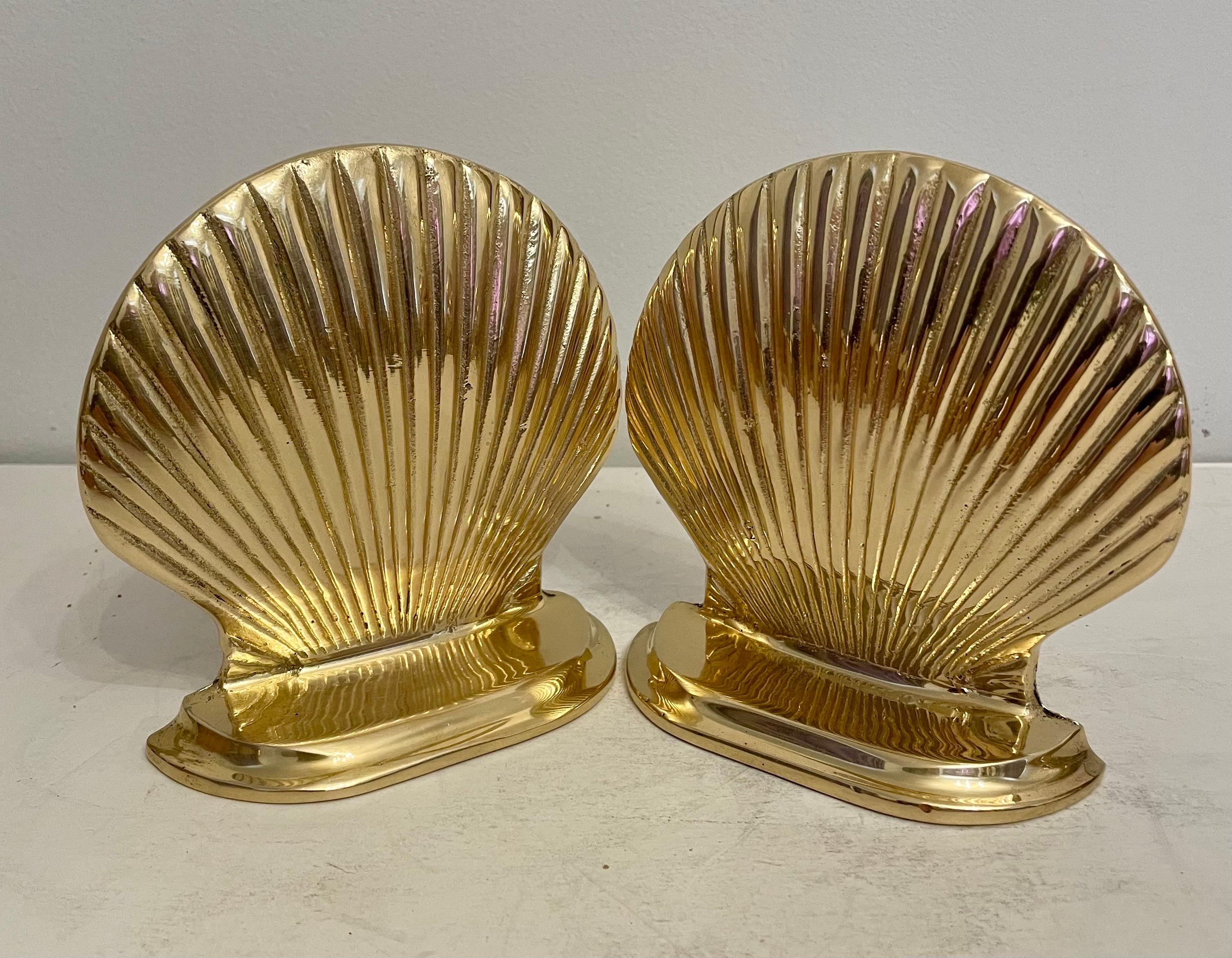 Fermalibri vintage in ottone massiccio con conchiglia. Buone condizioni. Ha dimensioni adeguate per contenere una pila di libri. Ottimo per la tua casa al mare! Le aree scure sono solo un riflesso. 