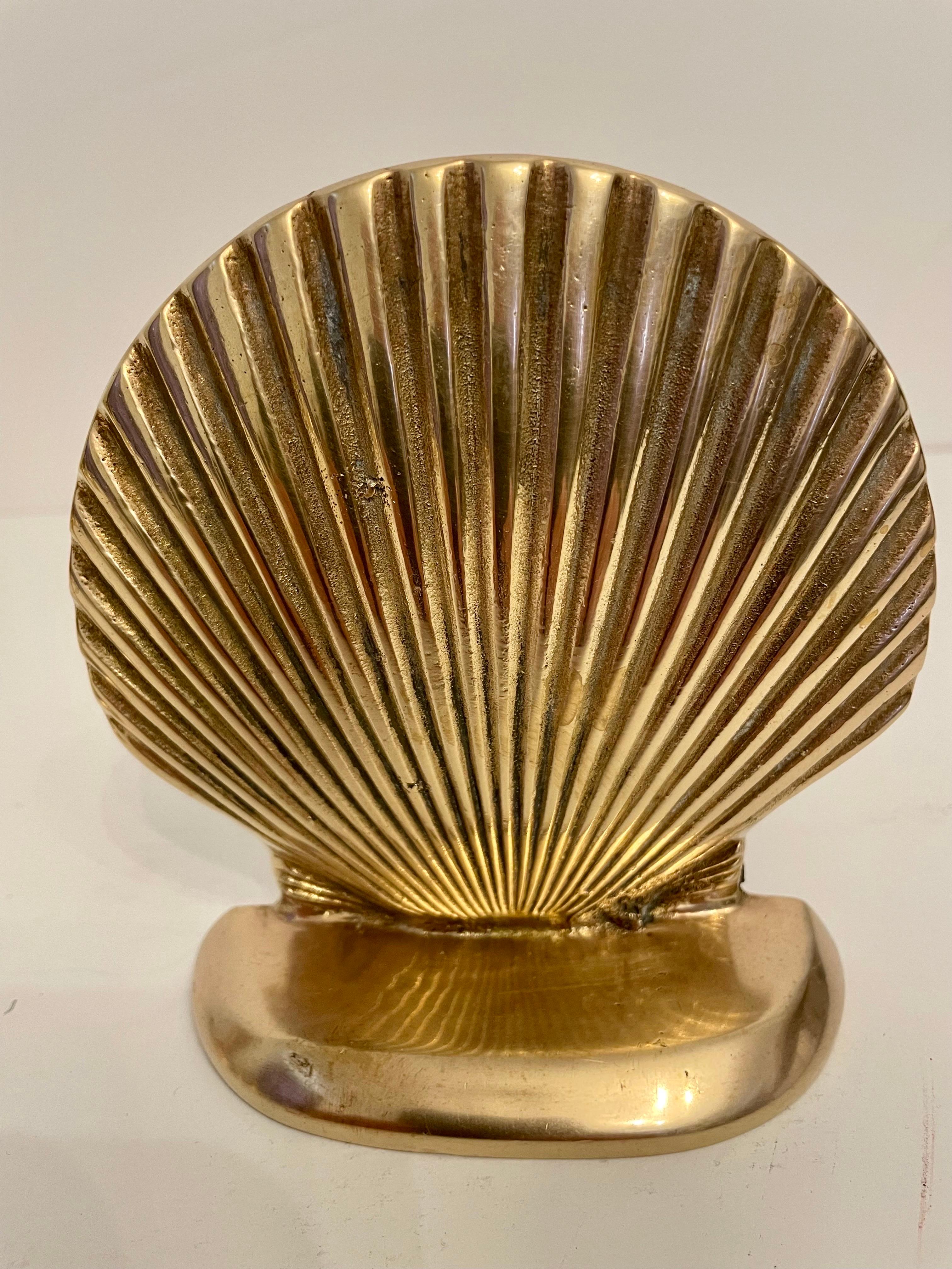Vintage Brass Clam Shell Seashell Bookends In Good Condition For Sale In New York, NY