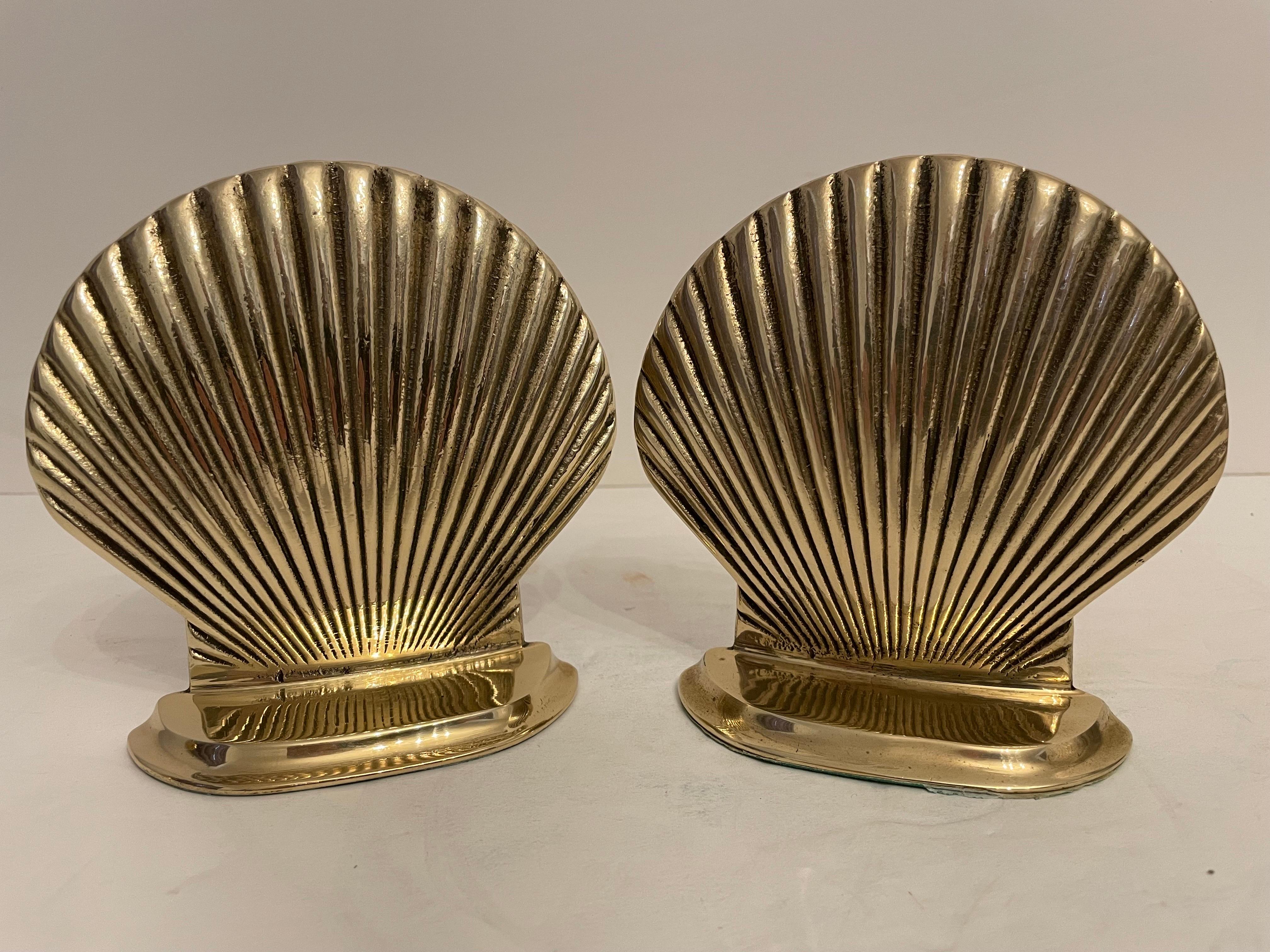Vintage Brass Clam Shell Seashell Bookends In Good Condition For Sale In New York, NY