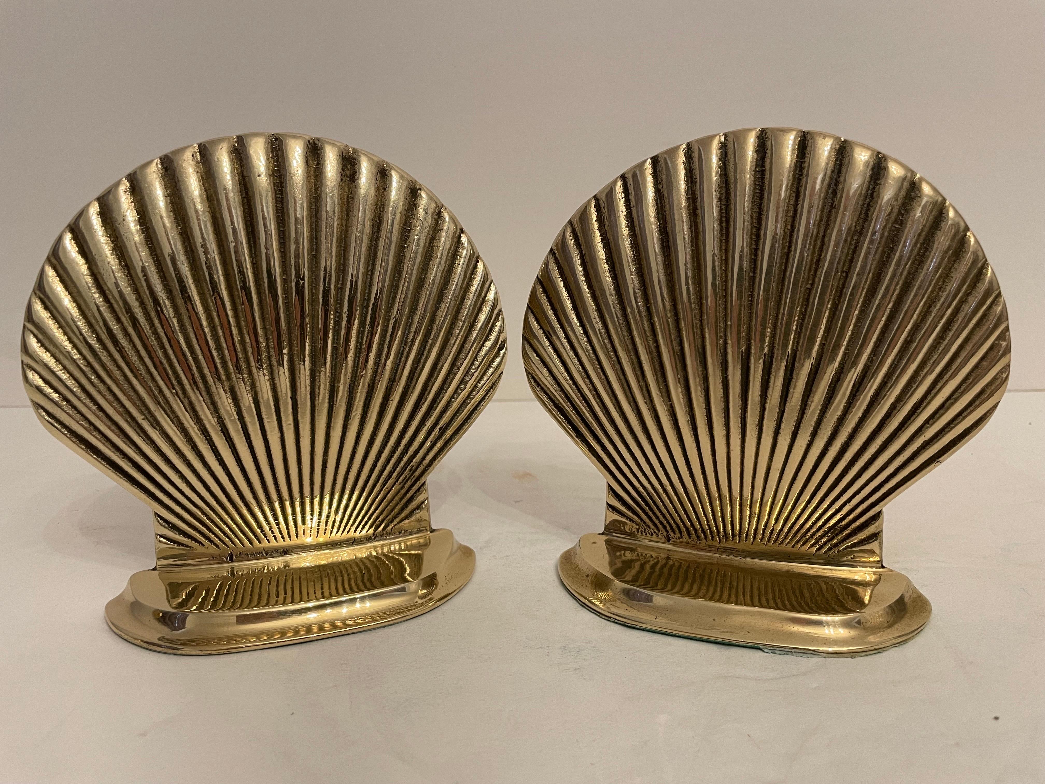 Vintage Brass Clam Shell Seashell Bookends In Good Condition In New York, NY