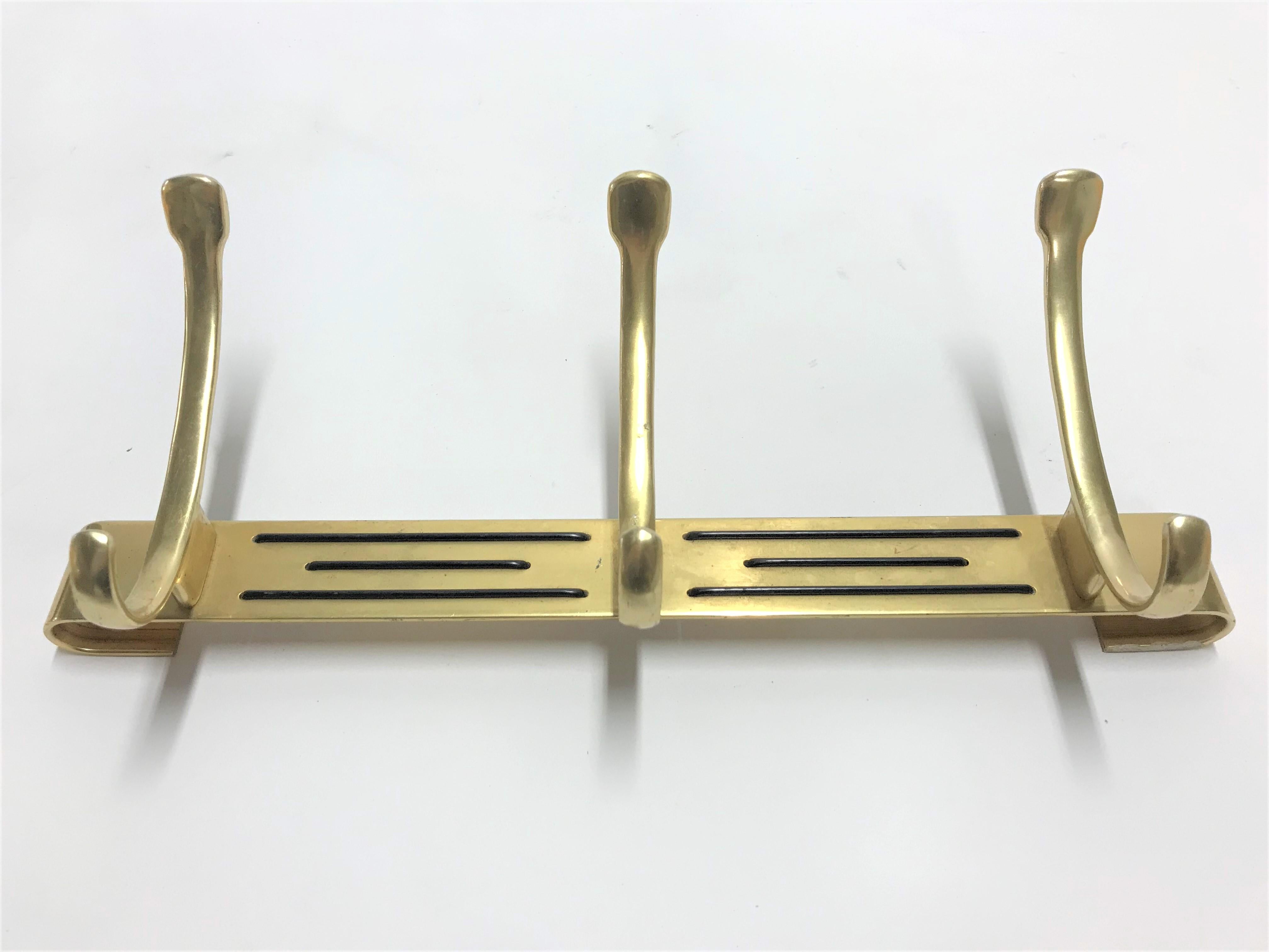 Vintage brass coat hook or coat hanger in the Hollywood Regency style.

Modern design and made of brass which has some beautiful age wear.

Good condition.

1970s, France.

Dimensions:
Height 16cm/6.5