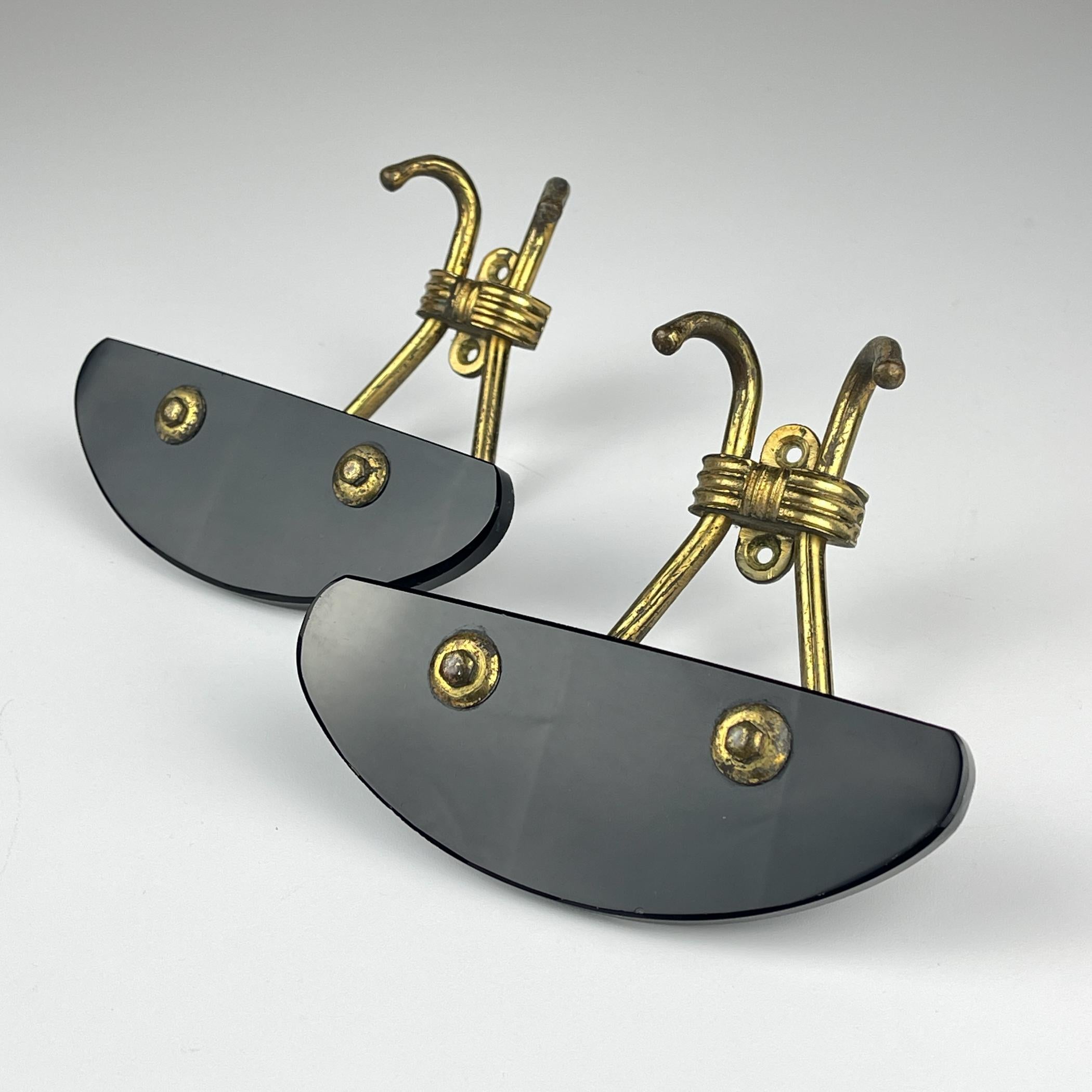 Bellissimo set di 2 appendiabiti da parete vintage in ottone e vetro realizzati in Italia negli anni '50.
Il prezzo del set!
Condizioni vintage molto buone.

Dimensioni:
Larghezza: 15 cm
Altezza: 14 cm
Profondità: 6 cm / 2,2 pollici

Offriamo una