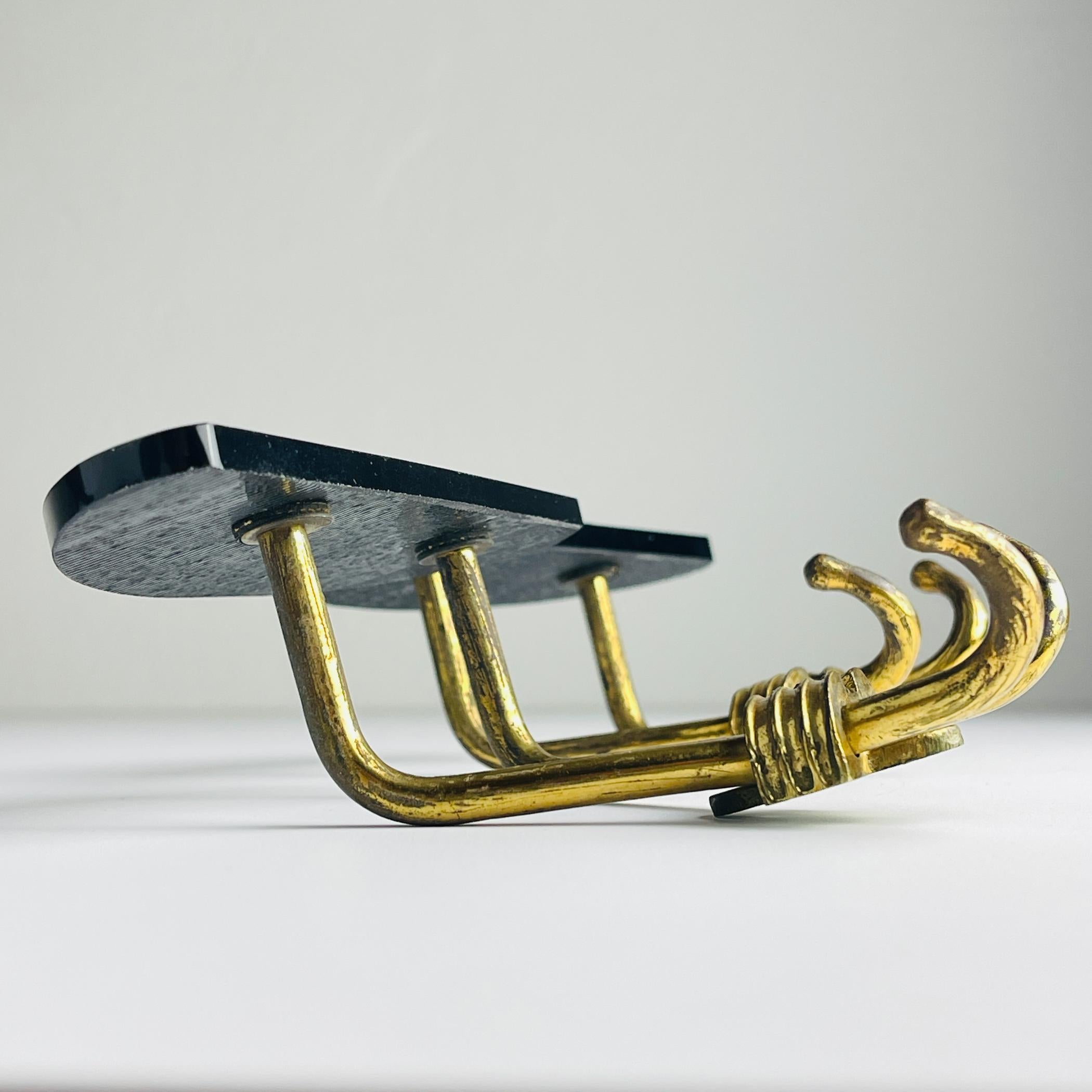 Italiano Gancio per cappotti in ottone vintage, Italia, anni '50, Set di 2 in vendita
