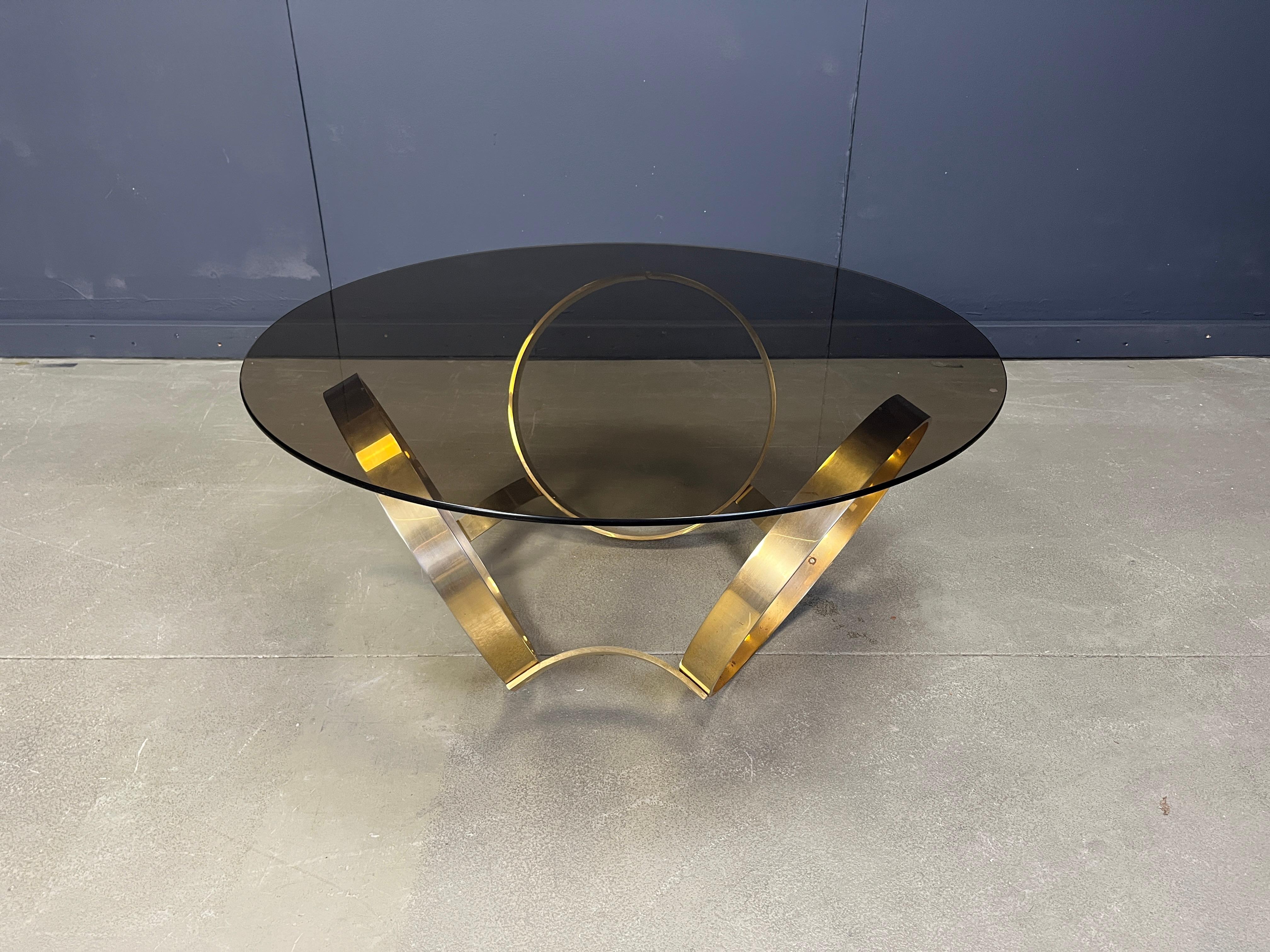 Table basse de l'ère spatiale composée d'un cadre sculptural en laiton et d'un plateau en verre fumé.

Attribué à knut Hesterberg

Bon état avec patine normale liée à l'âge

Hauteur : 44cm
Diamètre : 100 cm

Années 1970 - Allemagne

Notez que nous