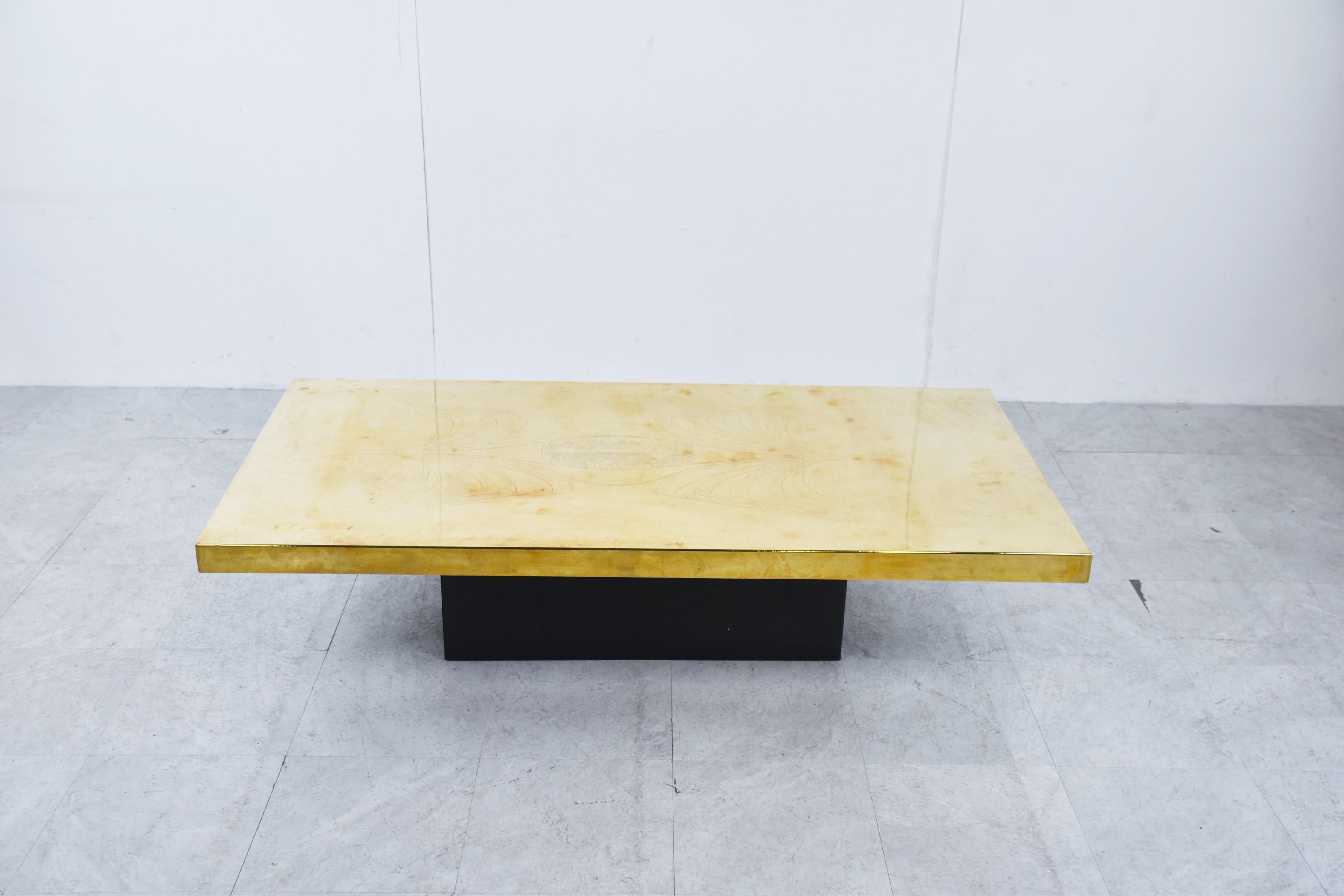 Mesa de centro de latón grabado firmada por Roland Lefevre.

La mesa de centro está formada por un tablero de latón grabado y una base de madera negra.

El latón está muy bien patinado.

años 70 - Francia

Dimensiones
Altura: 33