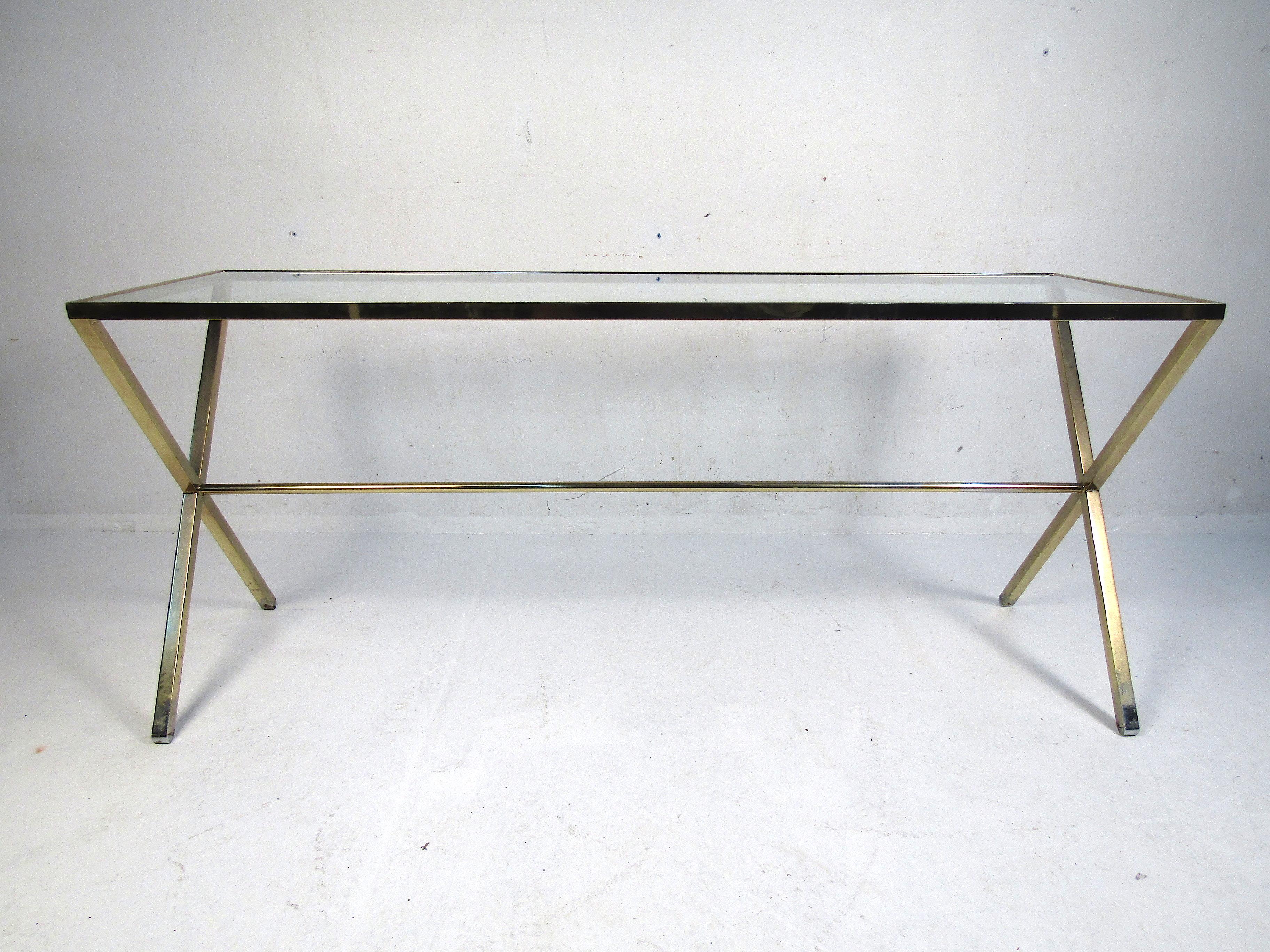 Mid-Century Modern Table console vintage en laiton avec plateau de table en verre en vente