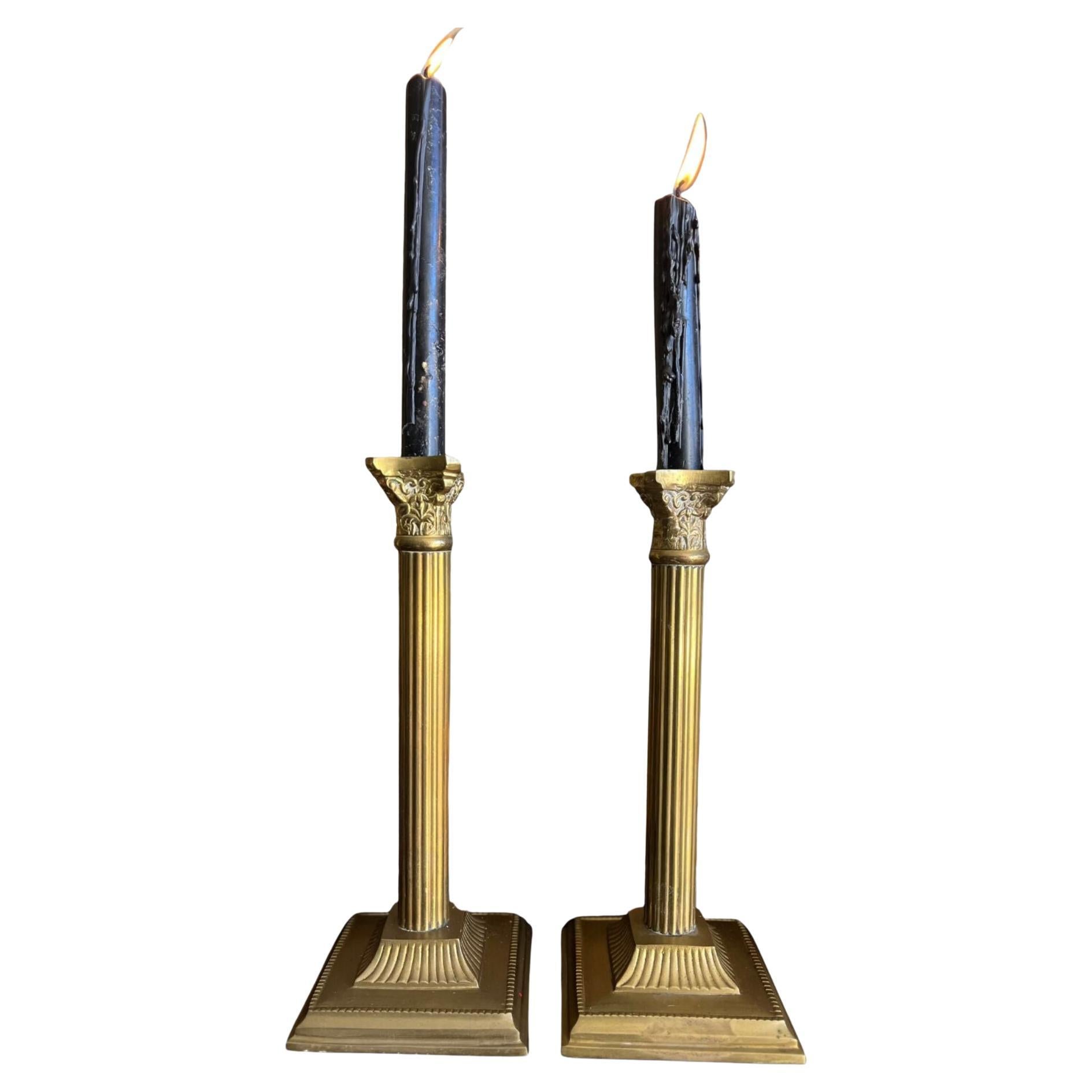 Coppia di portacandele a colonna corinzia in ottone vintage