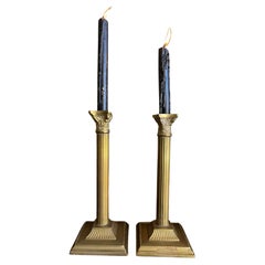 Pareja de candelabros de columna corintia de latón vintage