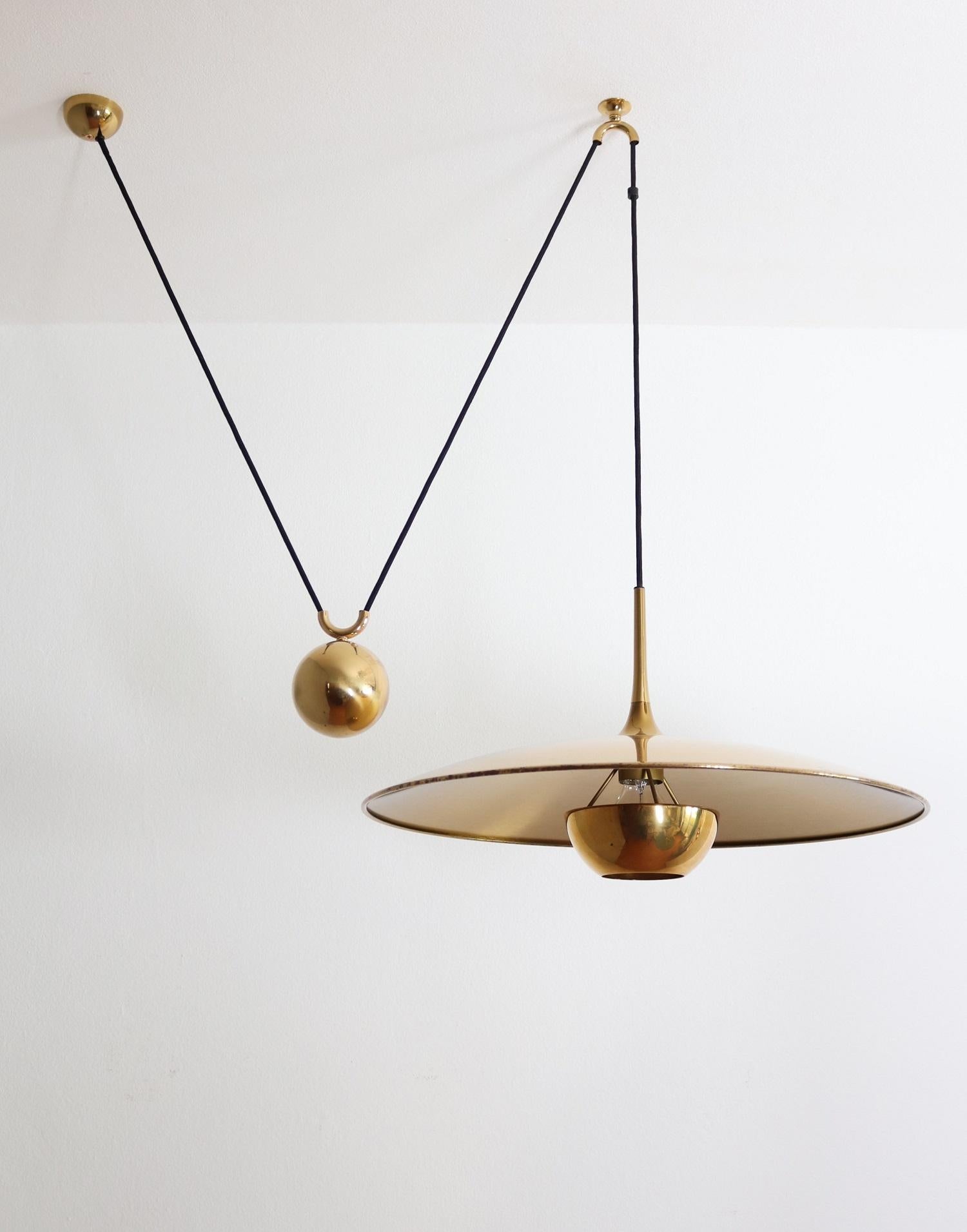 Beautiful vintage pendant light in shiny brass with heavy side counterweight to adjust the height.
Made in Germany by Florian Schulz, designed in the 1970s.

The height of the lamp can be adjusted from 80-140cm ( 31.5-55inch )
The pendant have