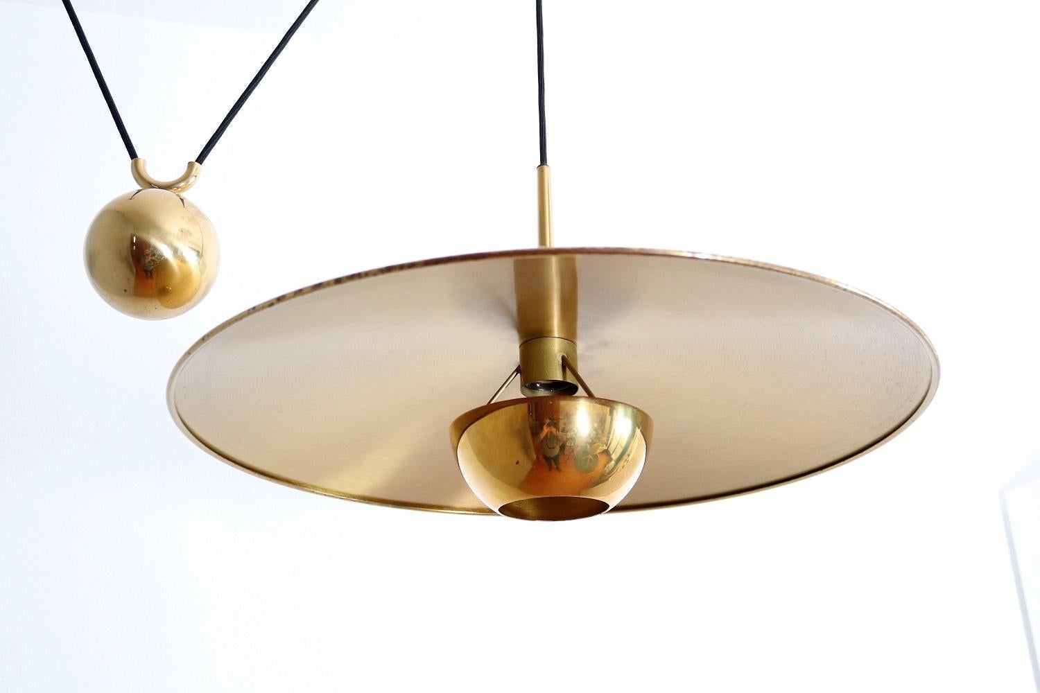 Vintage Brass Counterweight Pendant Light Onus 55 by Florian Schulz, 1970s In Good Condition In Morazzone, Varese