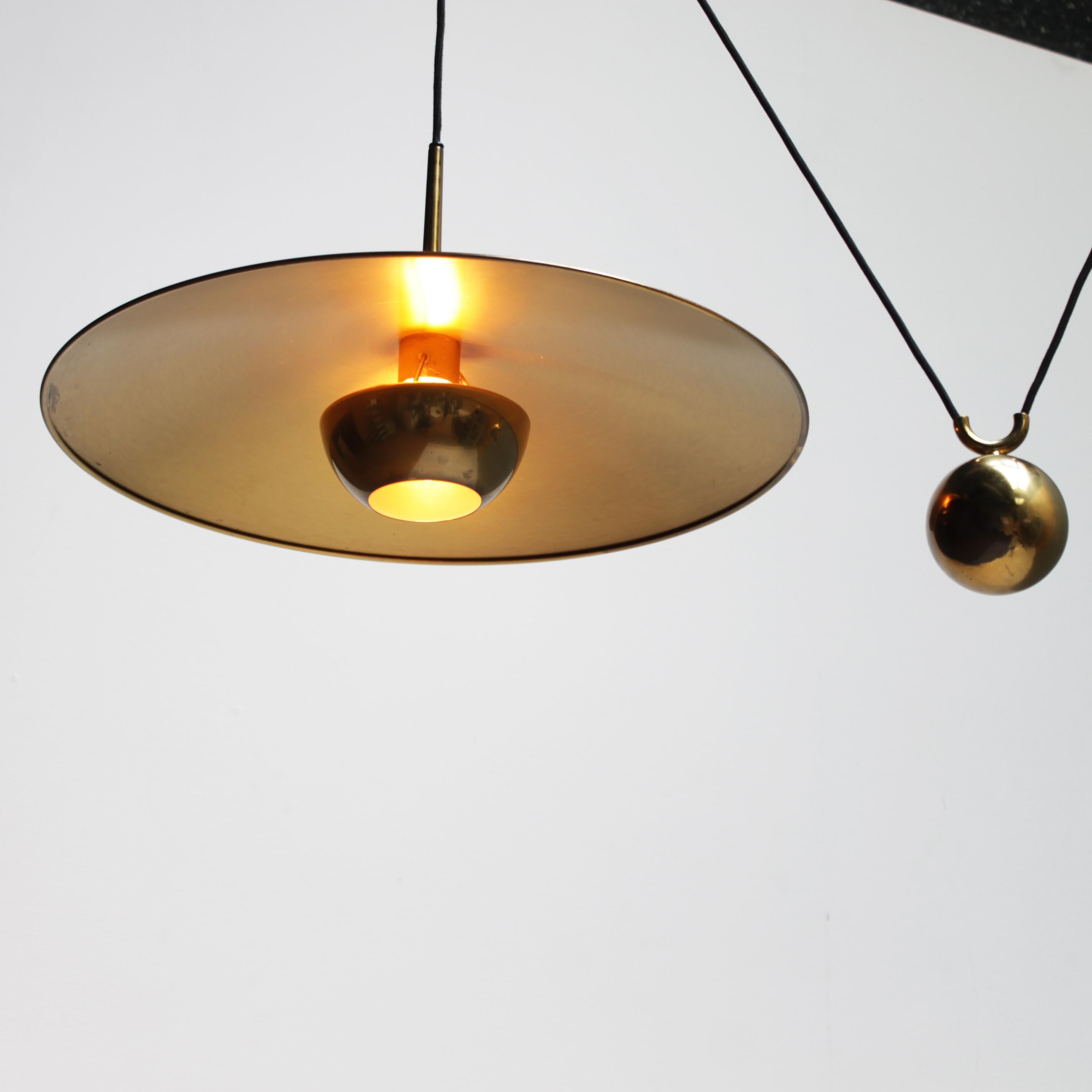 Vintage Brass Counterweight Pendant 'Onos 55' by Florian Schulz, Germany In Good Condition In JM Haarlem, NL