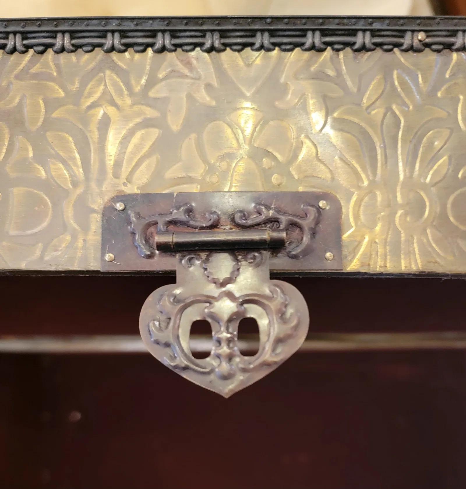 XX secolo Cassapanca rivestita in ottone vintage in vendita