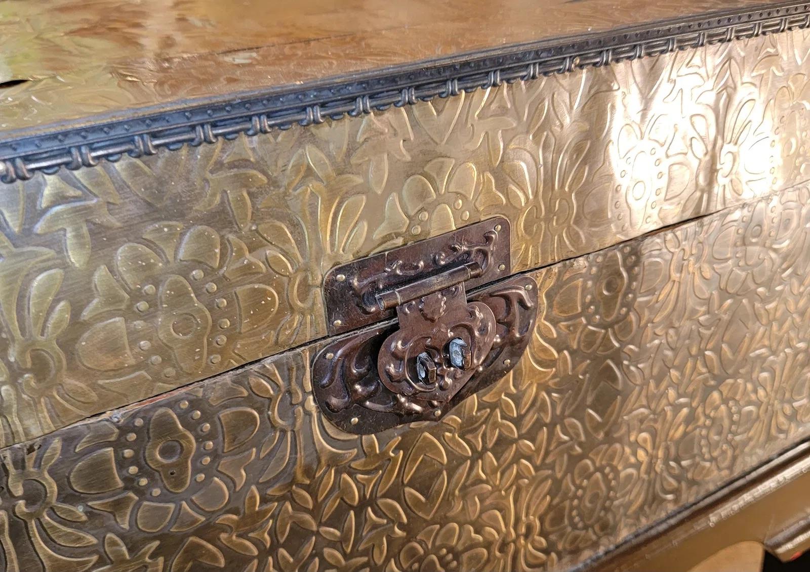 Ottone Cassapanca rivestita in ottone vintage in vendita