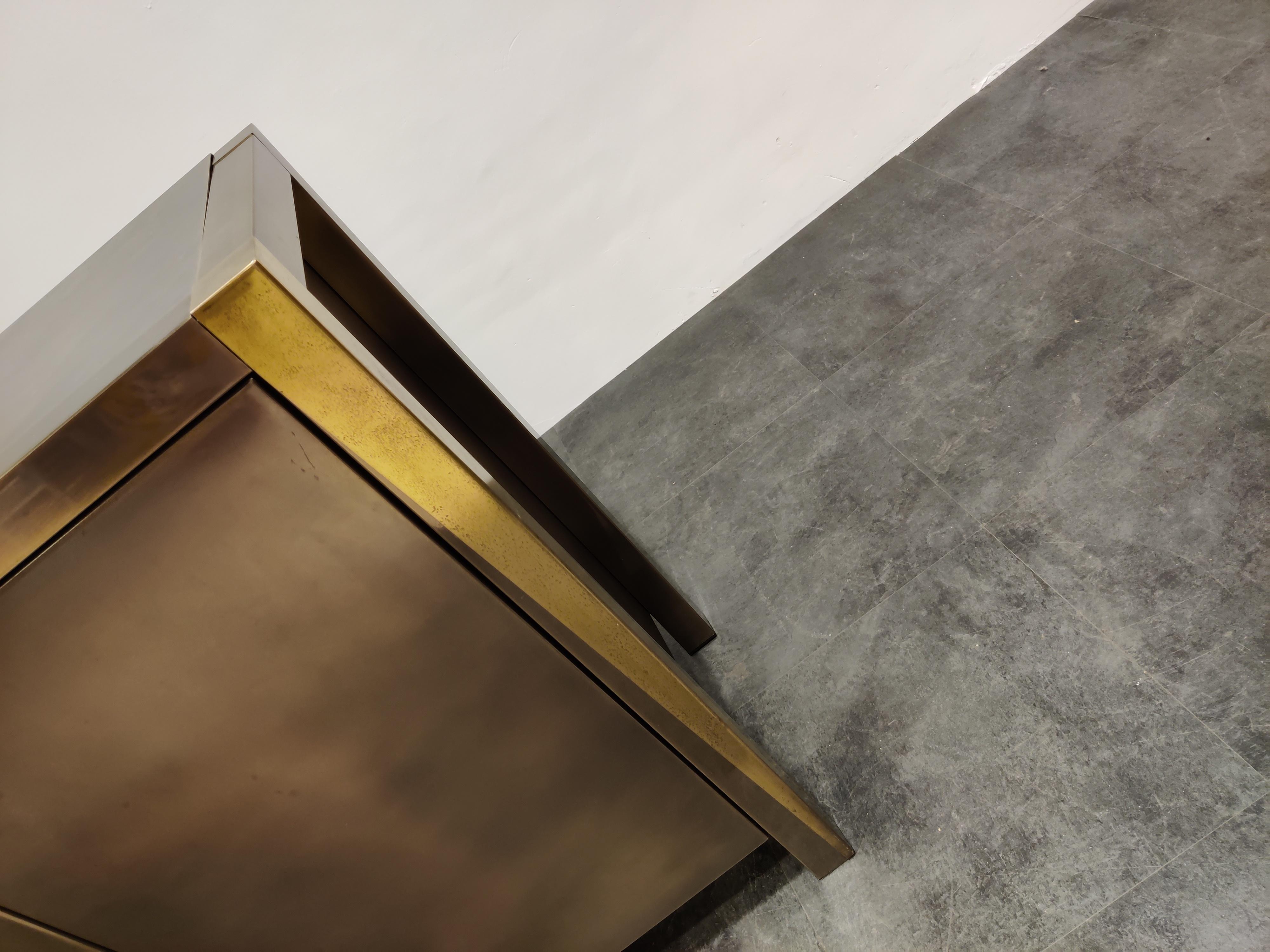 Luxurious heavy brass credenza with 5 doors

Belgochrom made quality furniture with fine materials. This shows in this credenza, with the heavy brass doors and good quality materials used both inside and outside.

The credenza provides a lot of