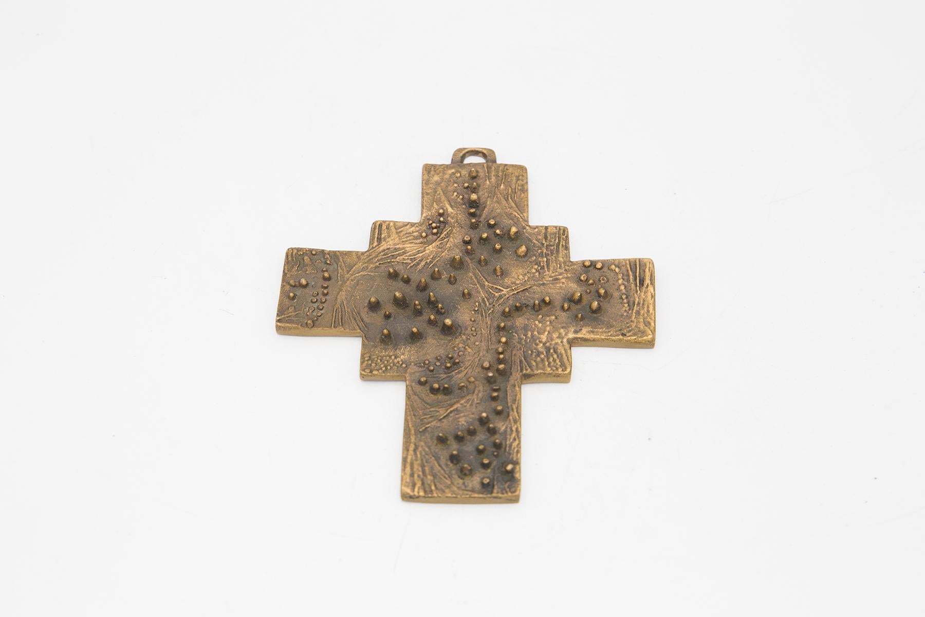 Stunning brass cross designed by Arnaldo Pomodoro and his brother Giò Pomodoro in the 1950s, of fine Italian manufacture. It is part of the V/58/16 model.
The cross is made entirely of brass, of superhuman beauty. The cross has a fairly classical