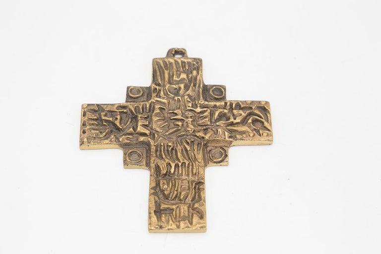 Rare brass cross designed by Arnaldo Pomodoro and his brother Giò Pomodoro in the 1950s, of fine Italian manufacture. It is part of the V/58/18 model.
The cross is made entirely of brass, of superhuman beauty. The cross has a fairly classical