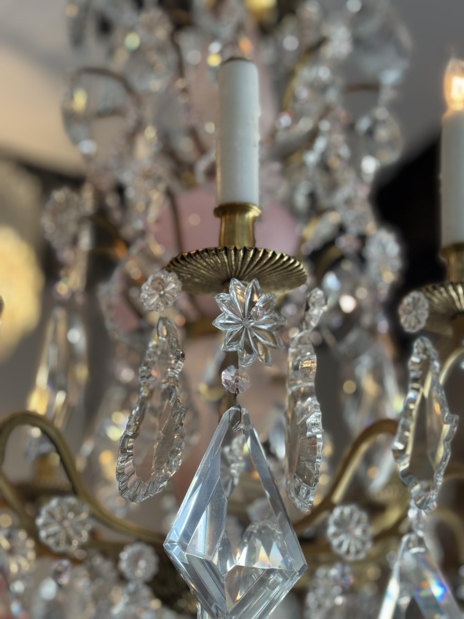 Romantique Lustre en cristal de laiton vintage en vente