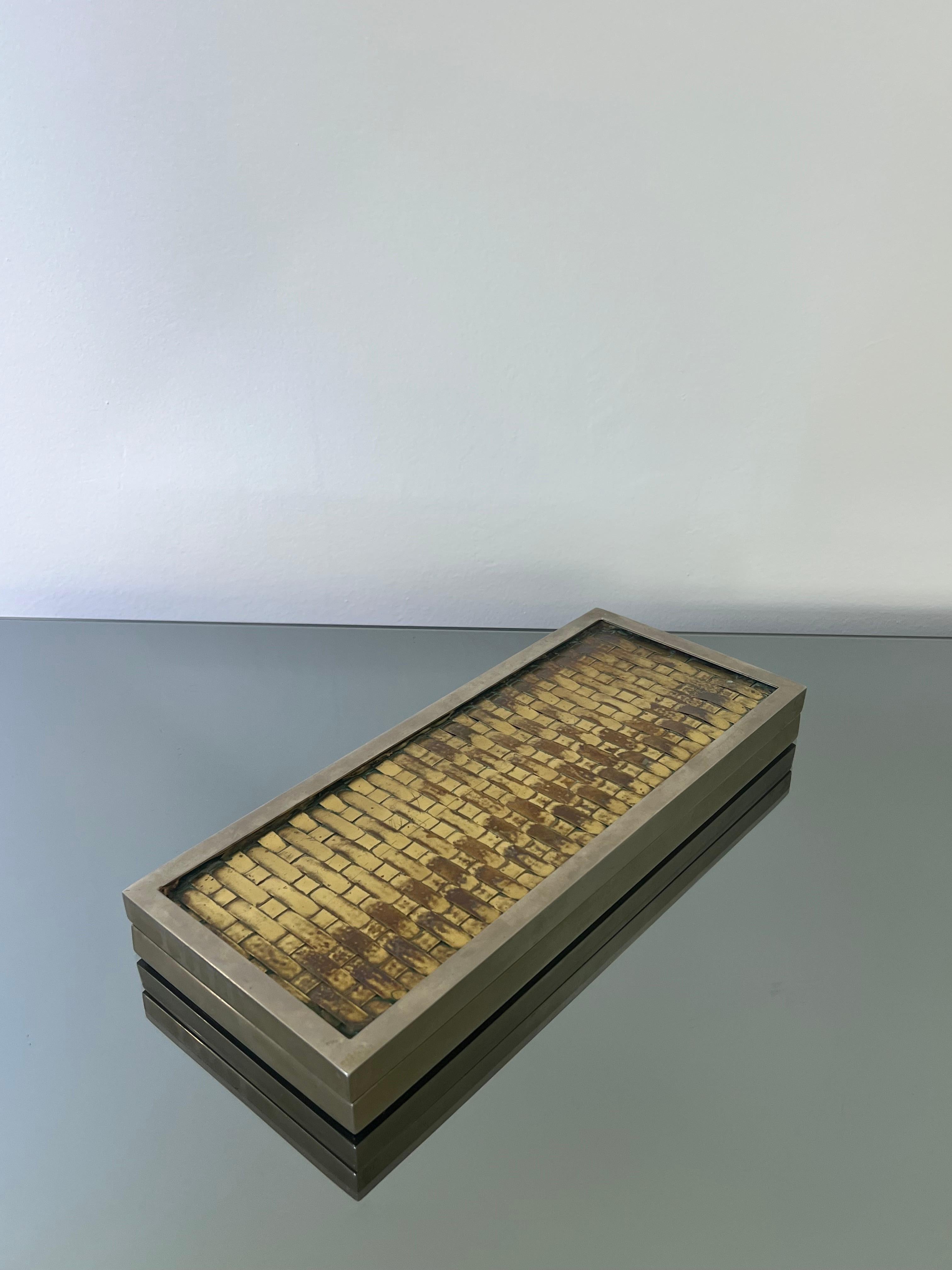 Vintage Desk Box - Dekorative Box Set - Fine Brass Case

Dekoratives Dosen-Set im Vintage-Stil aus Metall und Messing, mit einem fein verflochtenen strohähnlichen Muster auf dem Deckel.

Es stammt aus den 1950er Jahren, der Blütezeit des Mid-Century