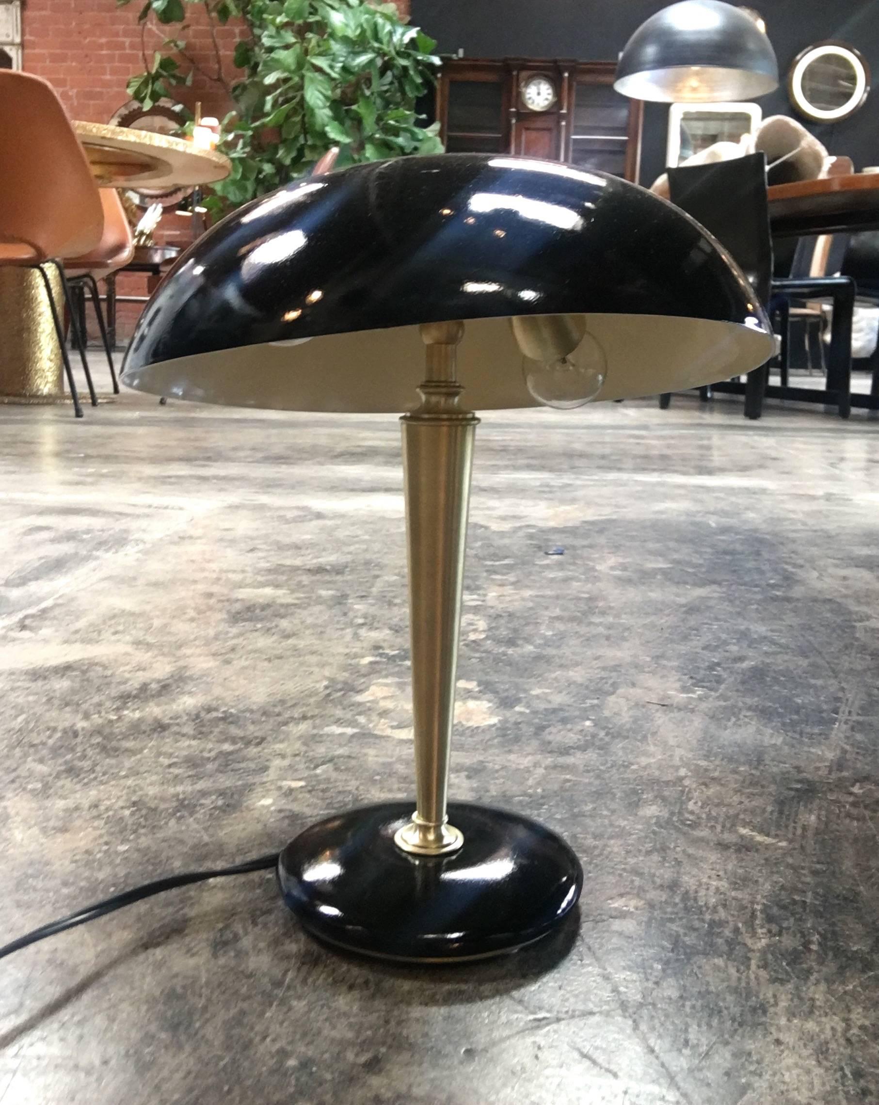 Lampe de bureau vintage en laiton avec un dôme en métal foncé.